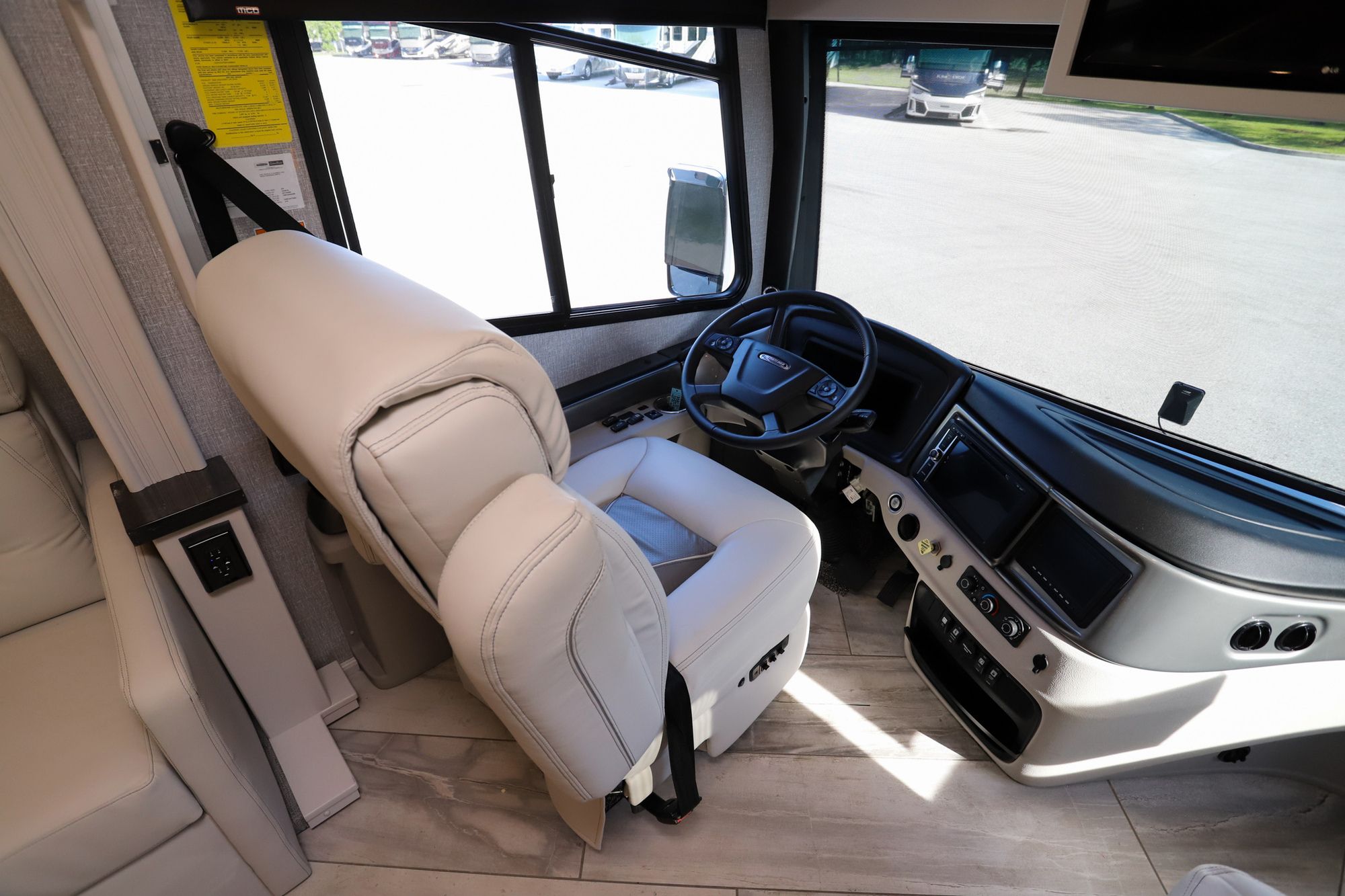 Used 2022 Fleetwood Discovery Lxe 36HQ Class A  For Sale