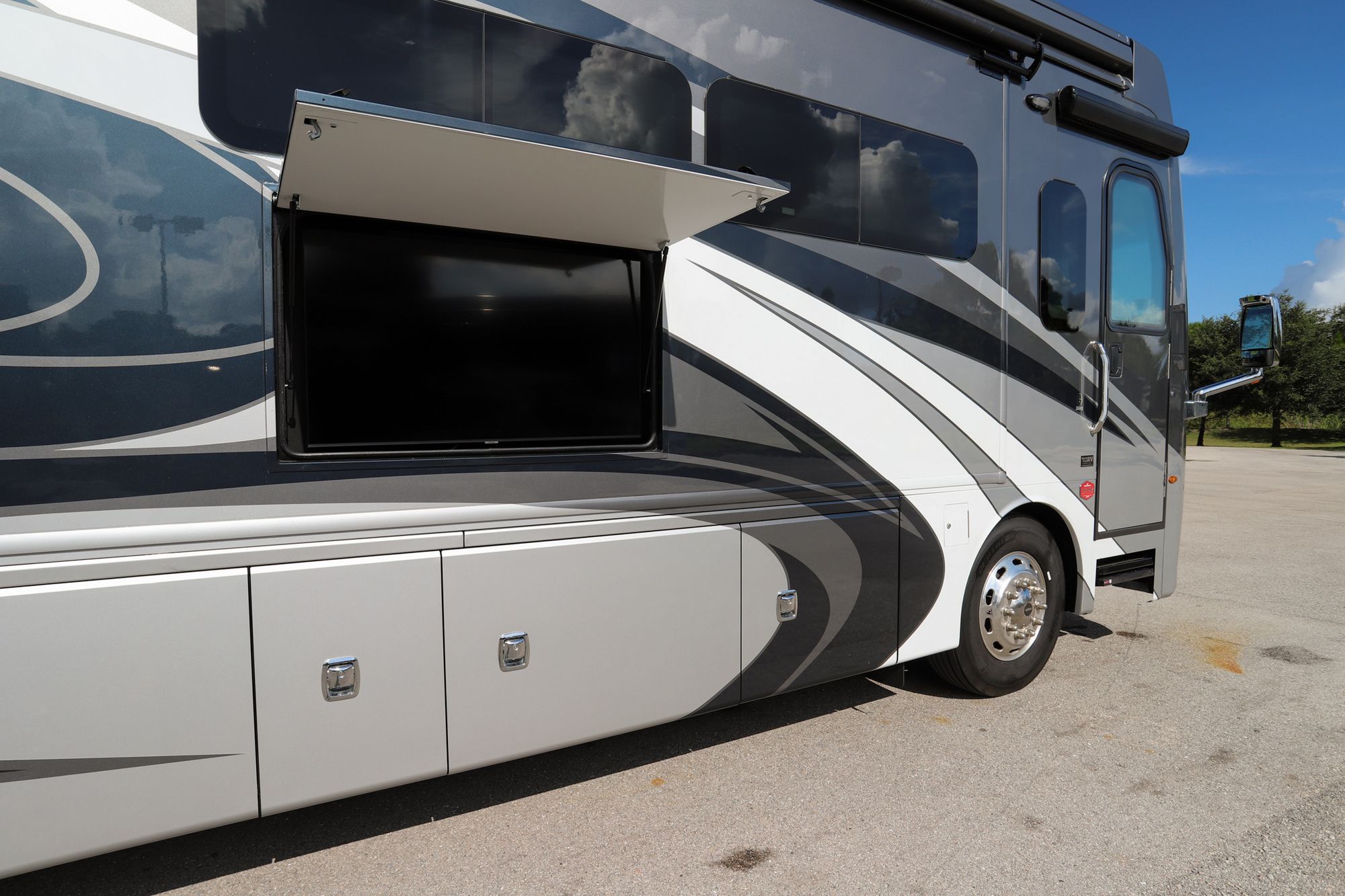 Used 2022 Fleetwood Discovery Lxe 36HQ Class A  For Sale