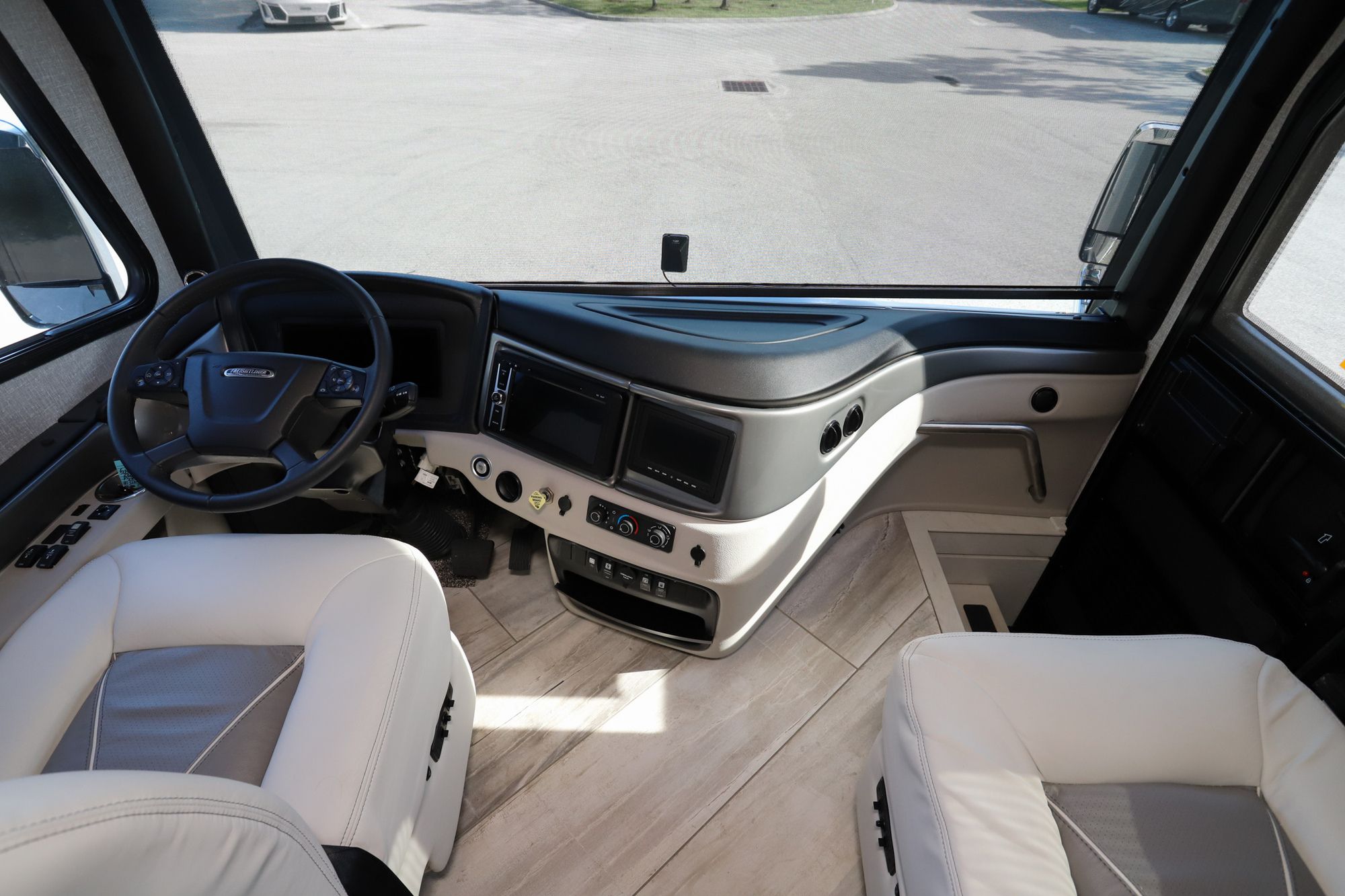 Used 2022 Fleetwood Discovery Lxe 36HQ Class A  For Sale
