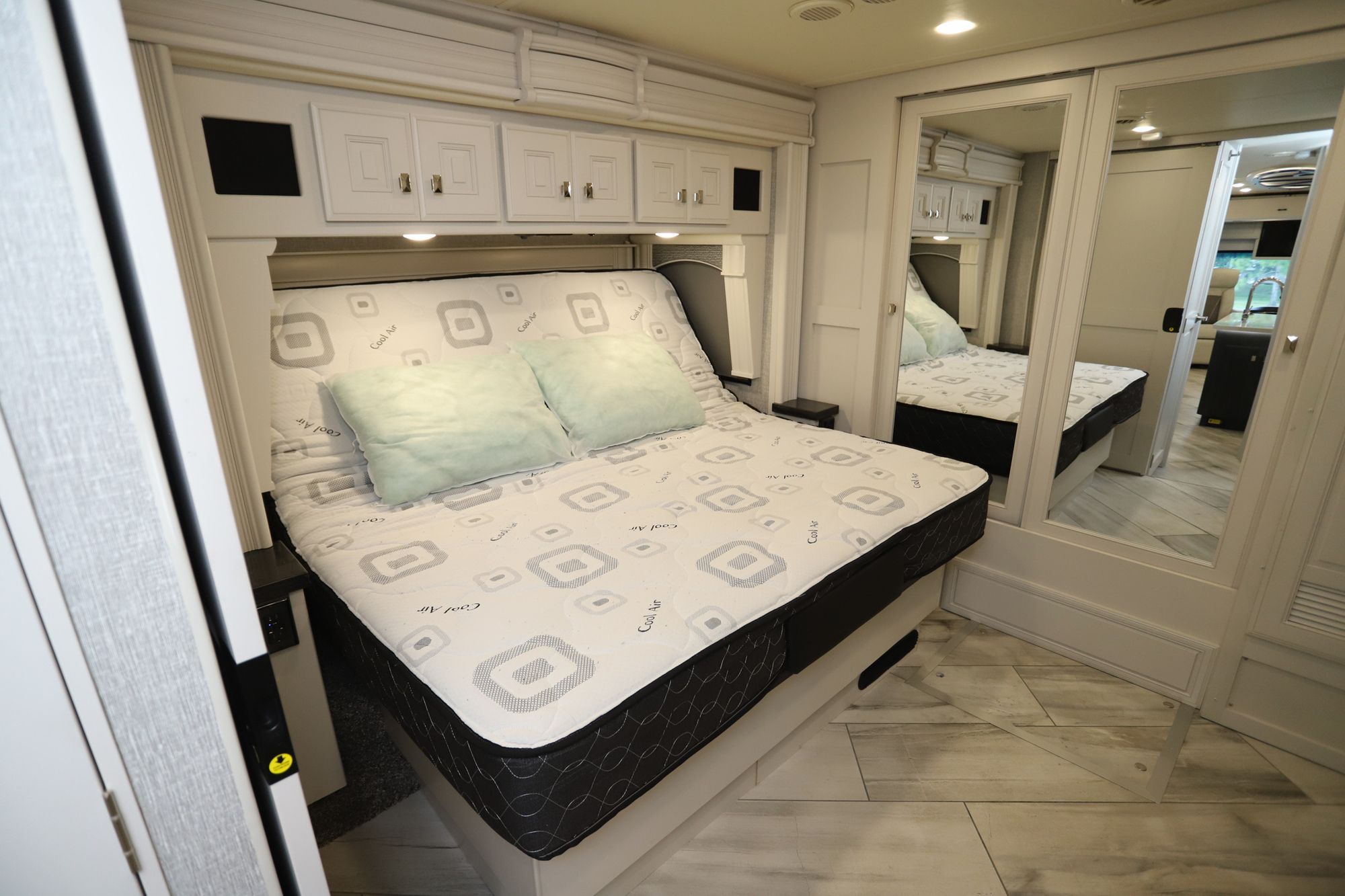 Used 2022 Fleetwood Discovery Lxe 36HQ Class A  For Sale