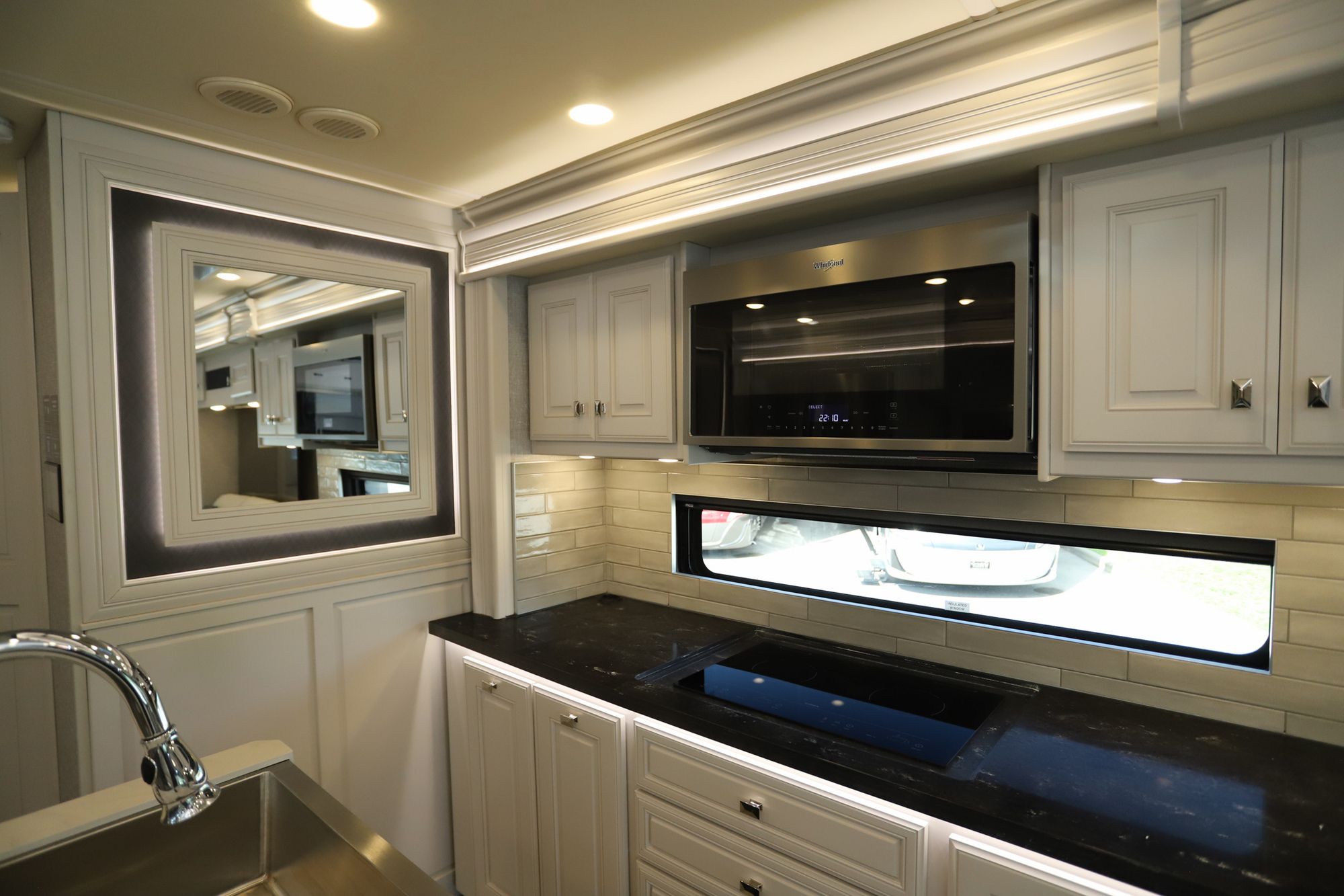 Used 2022 Fleetwood Discovery Lxe 36HQ Class A  For Sale