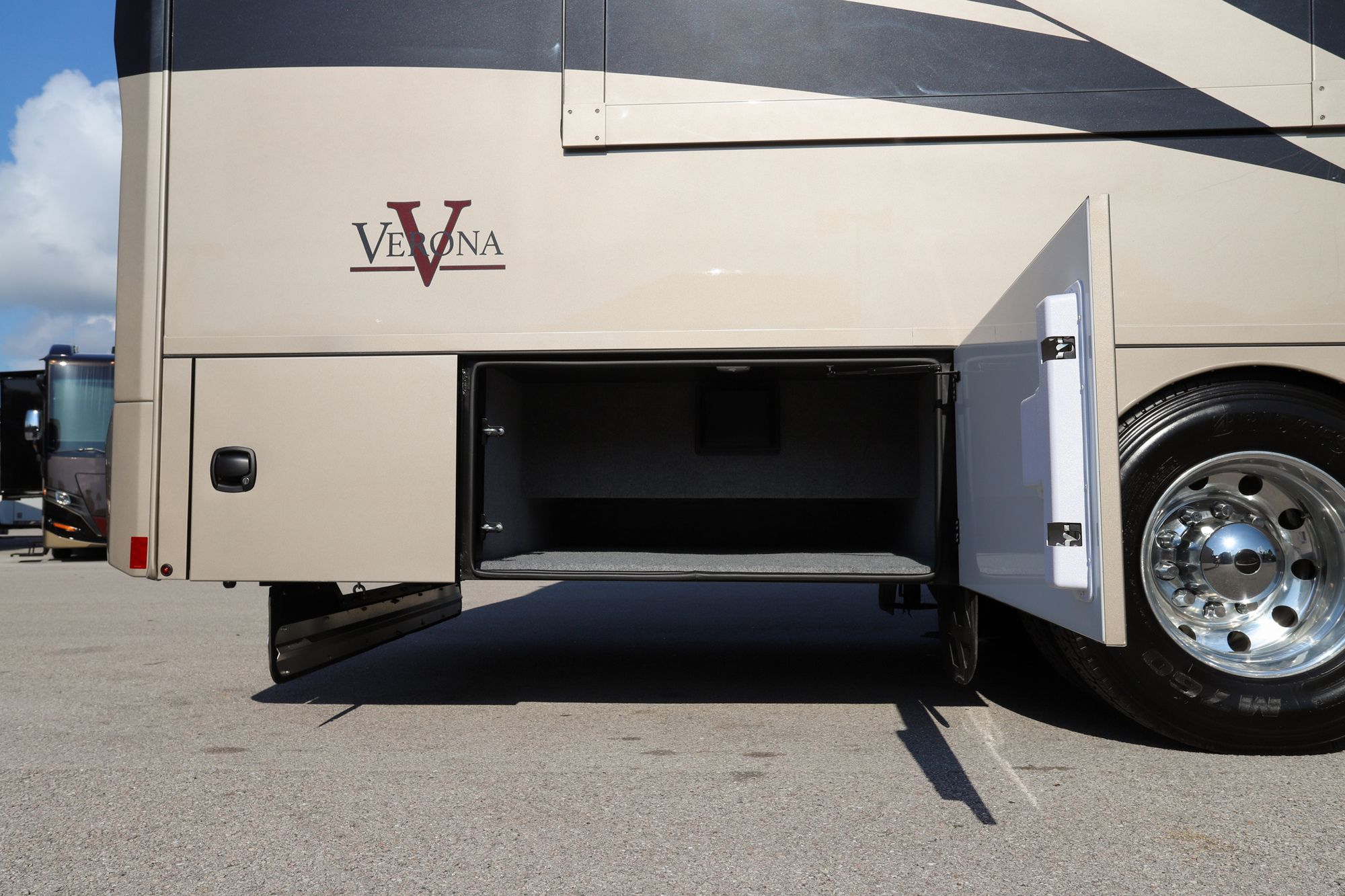 New 2023 Renegade Rv Verona 40VRB Super C  For Sale