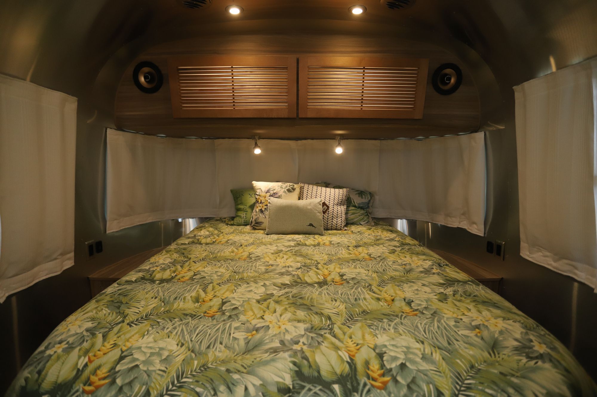 Used 2019 Airstream Tommy Bahama 27FB Travel Trailer  For Sale