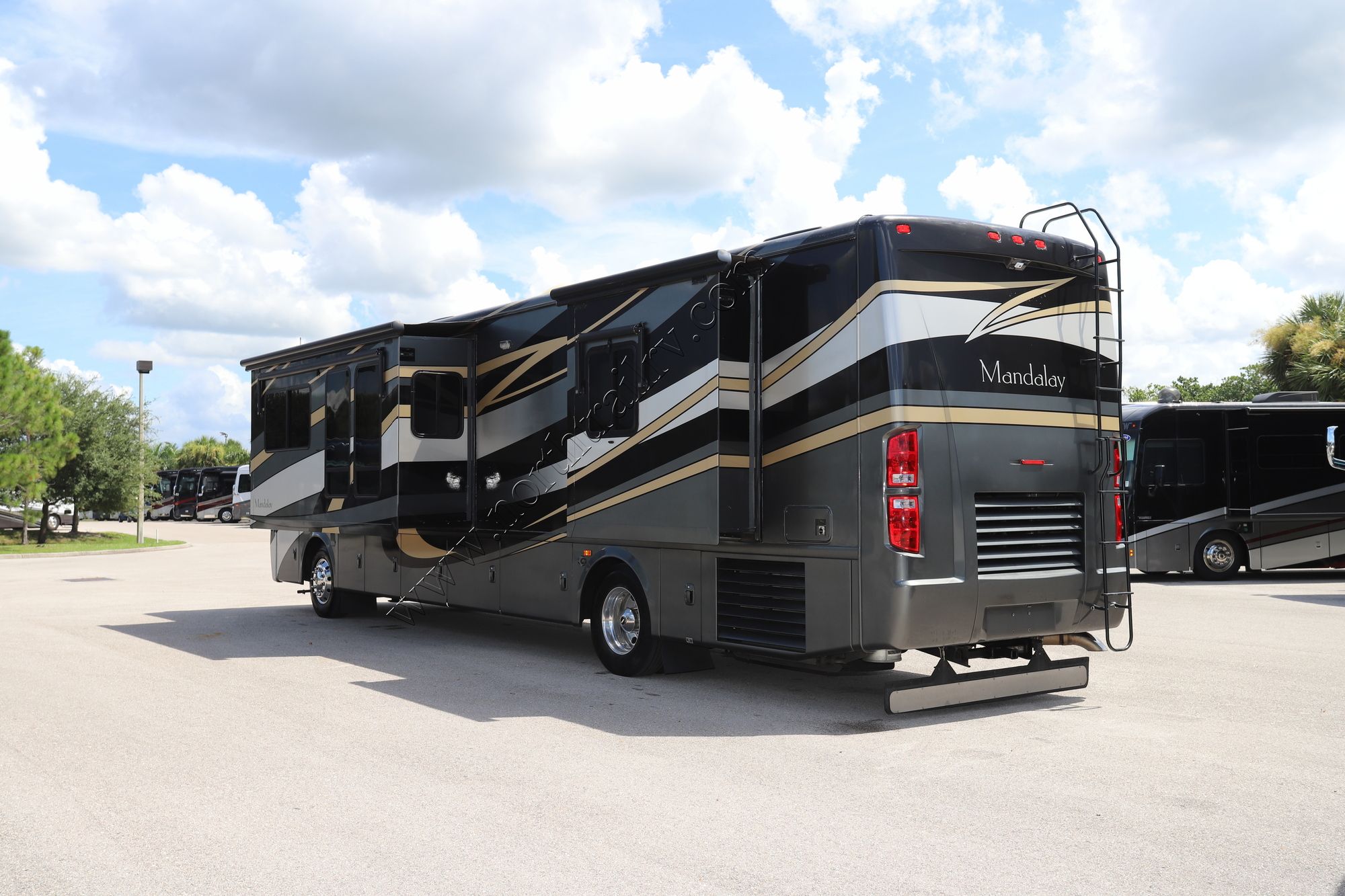 Used 2006 Four Winds Mandalay 40G Class A  For Sale