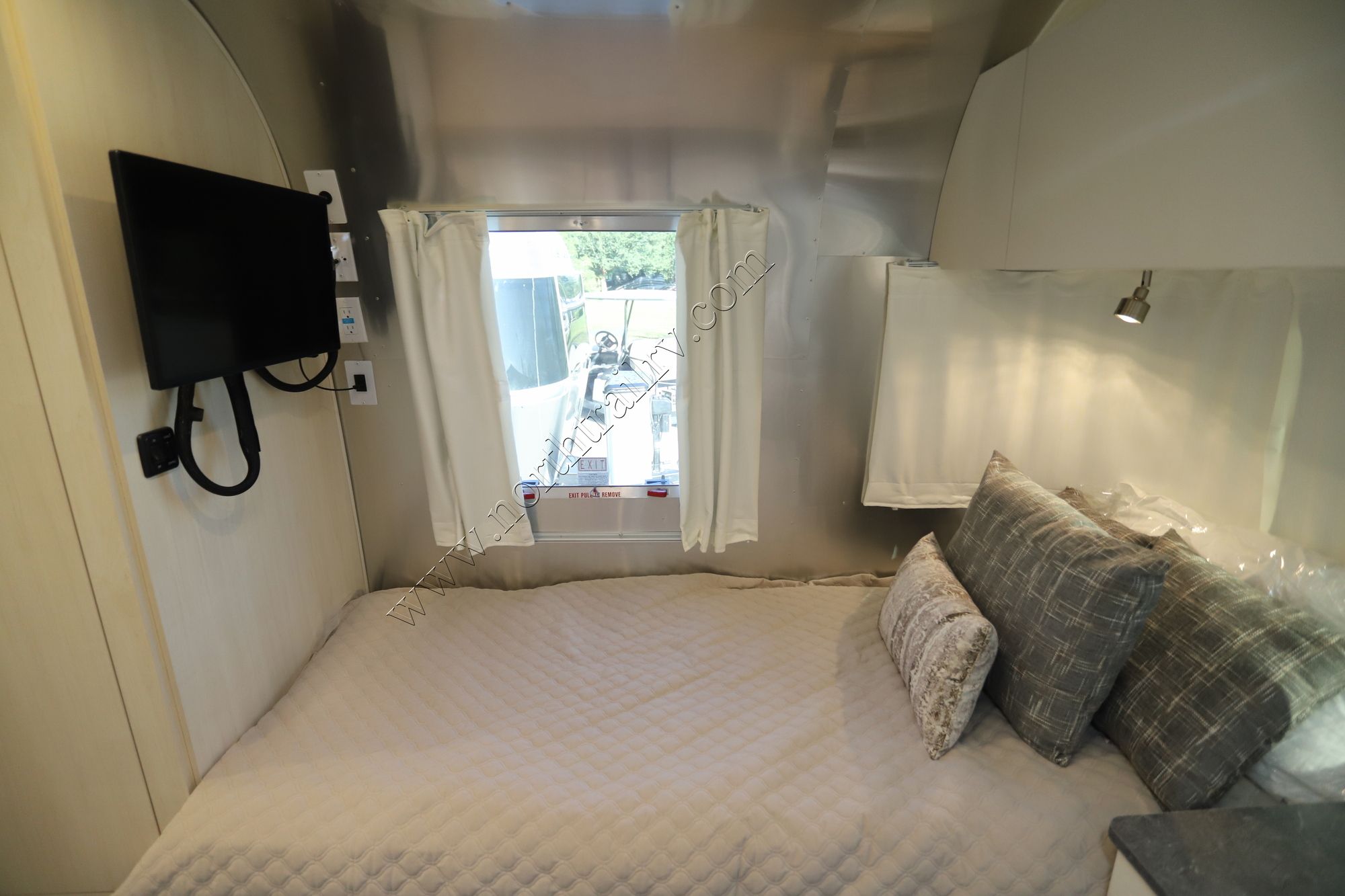 New 2023 Airstream Flying Cloud 23FB Travel Trailer  For Sale