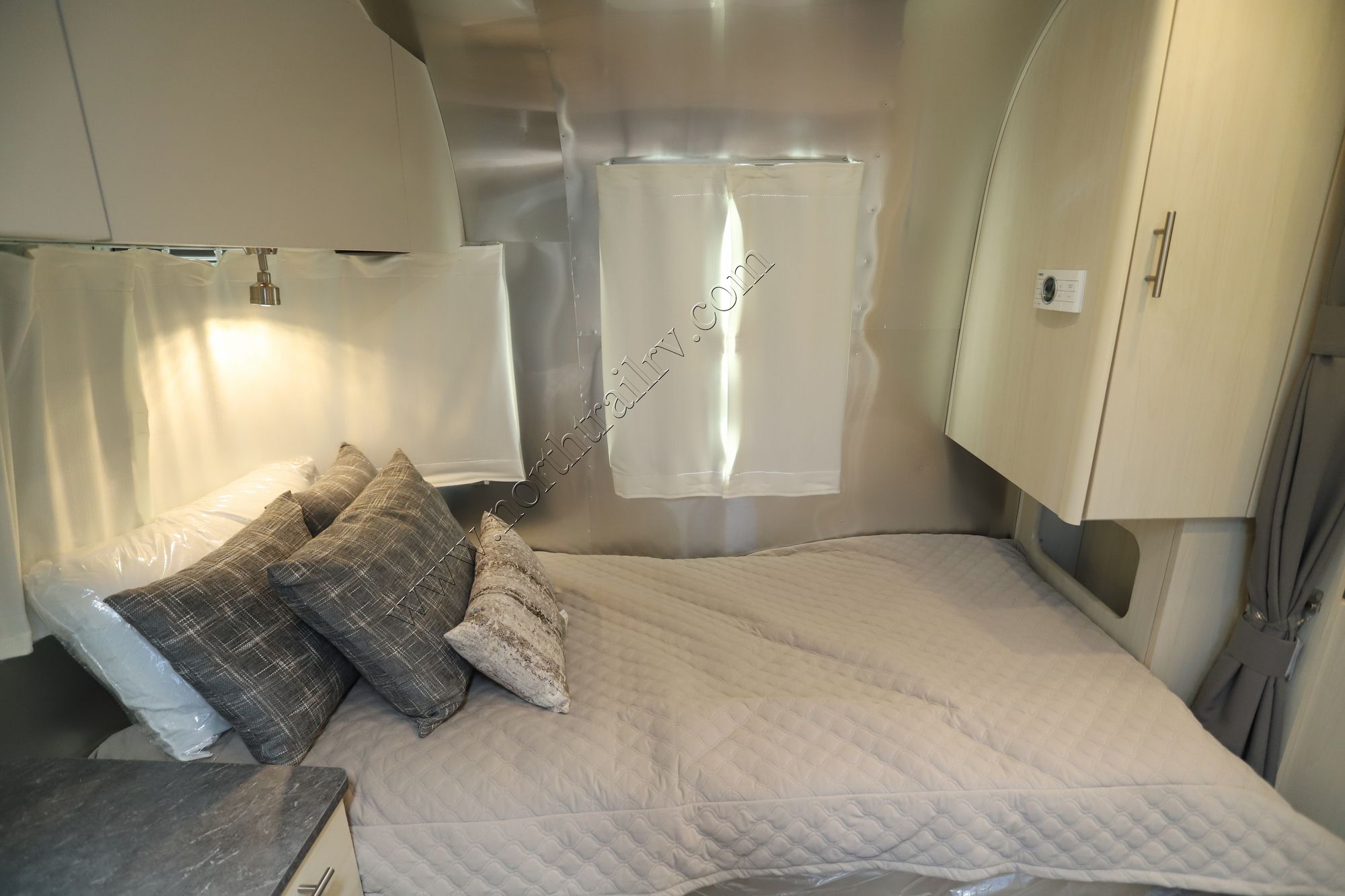 New 2023 Airstream Flying Cloud 23FB Travel Trailer  For Sale