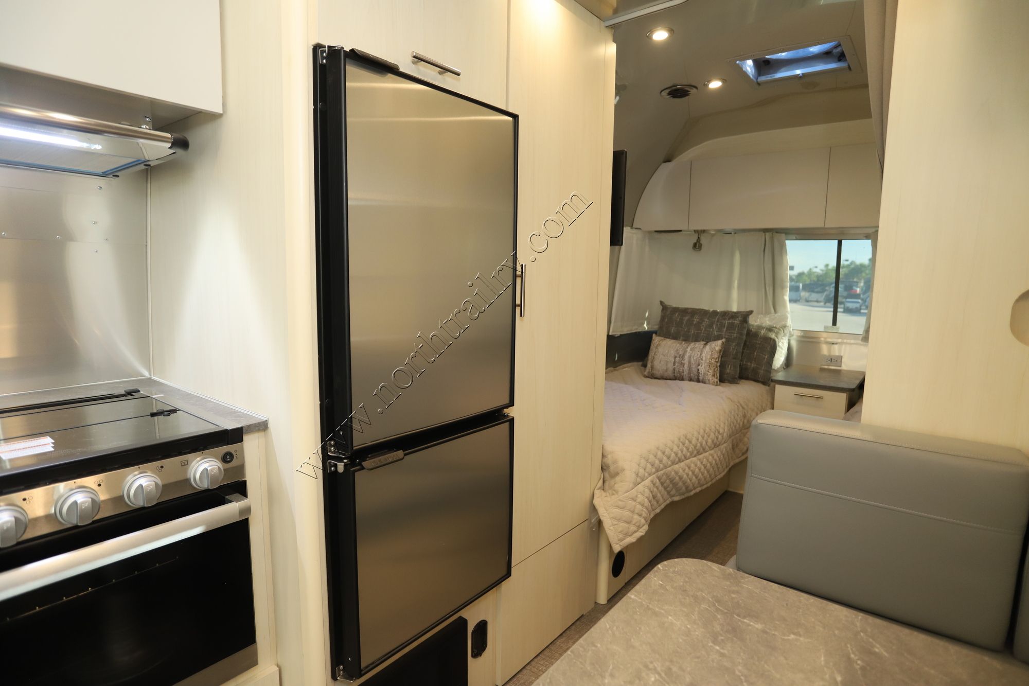 New 2023 Airstream Flying Cloud 23FB Travel Trailer  For Sale