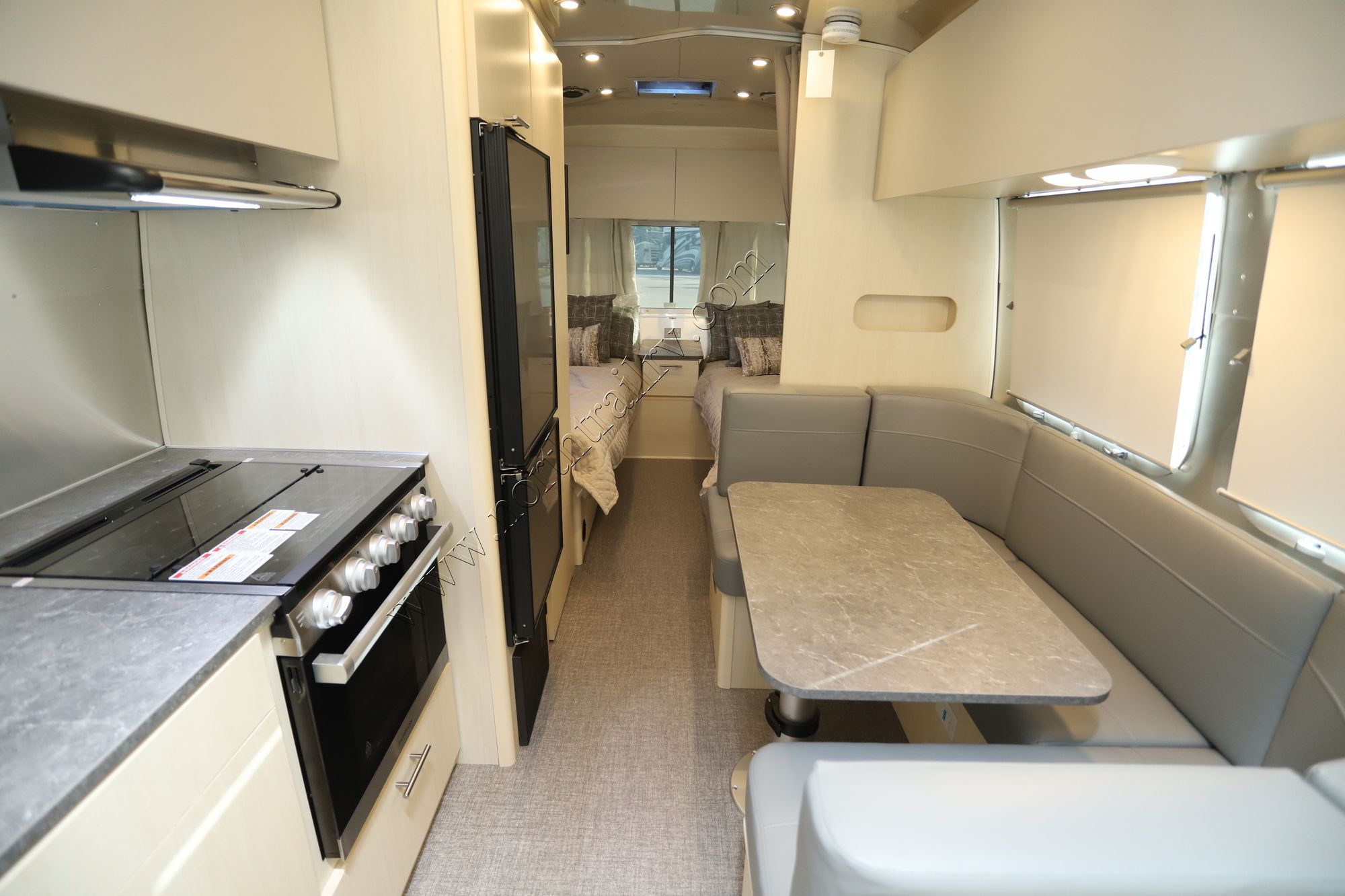 New 2023 Airstream Flying Cloud 23FB Travel Trailer  For Sale