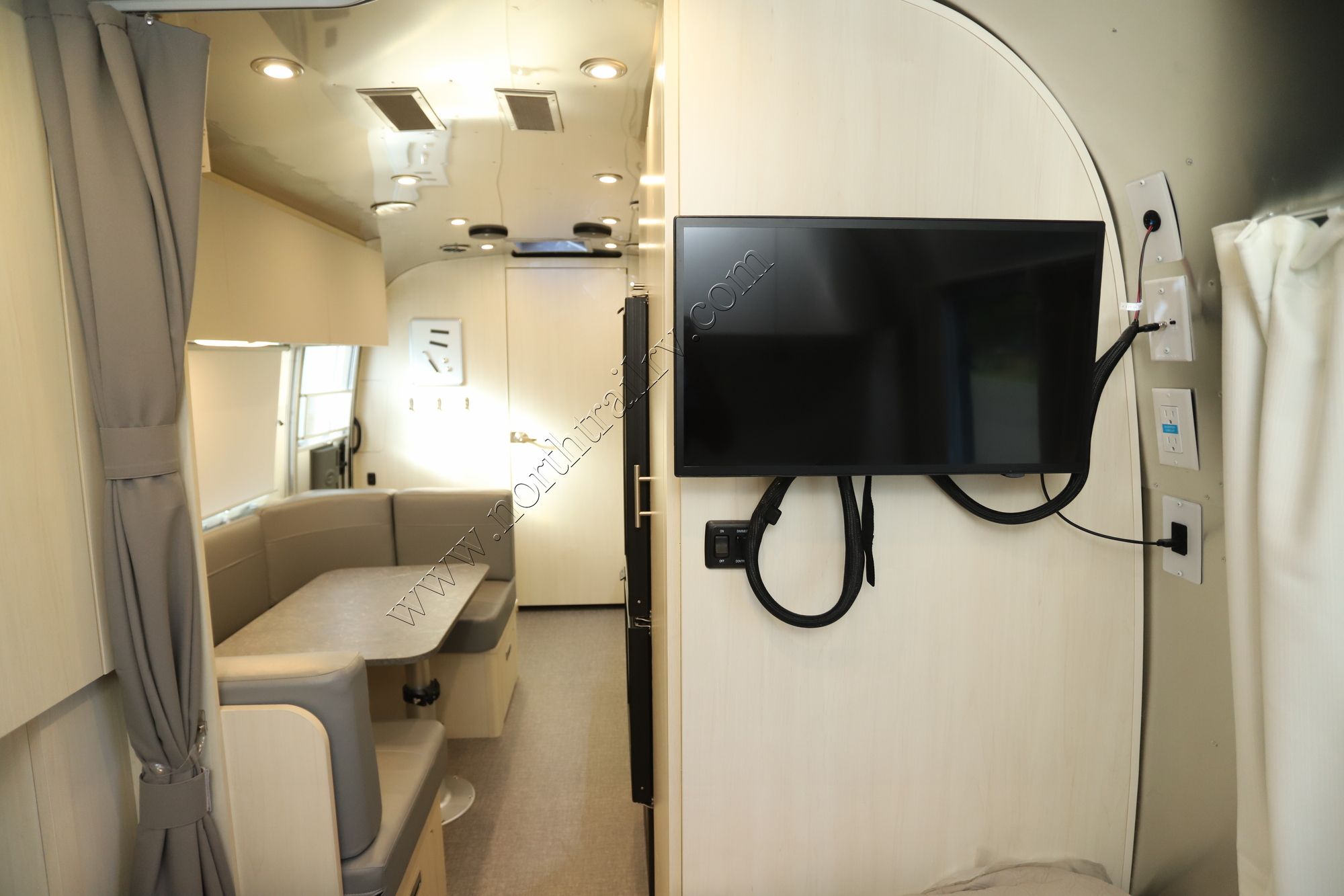 New 2023 Airstream Flying Cloud 23FB Travel Trailer  For Sale