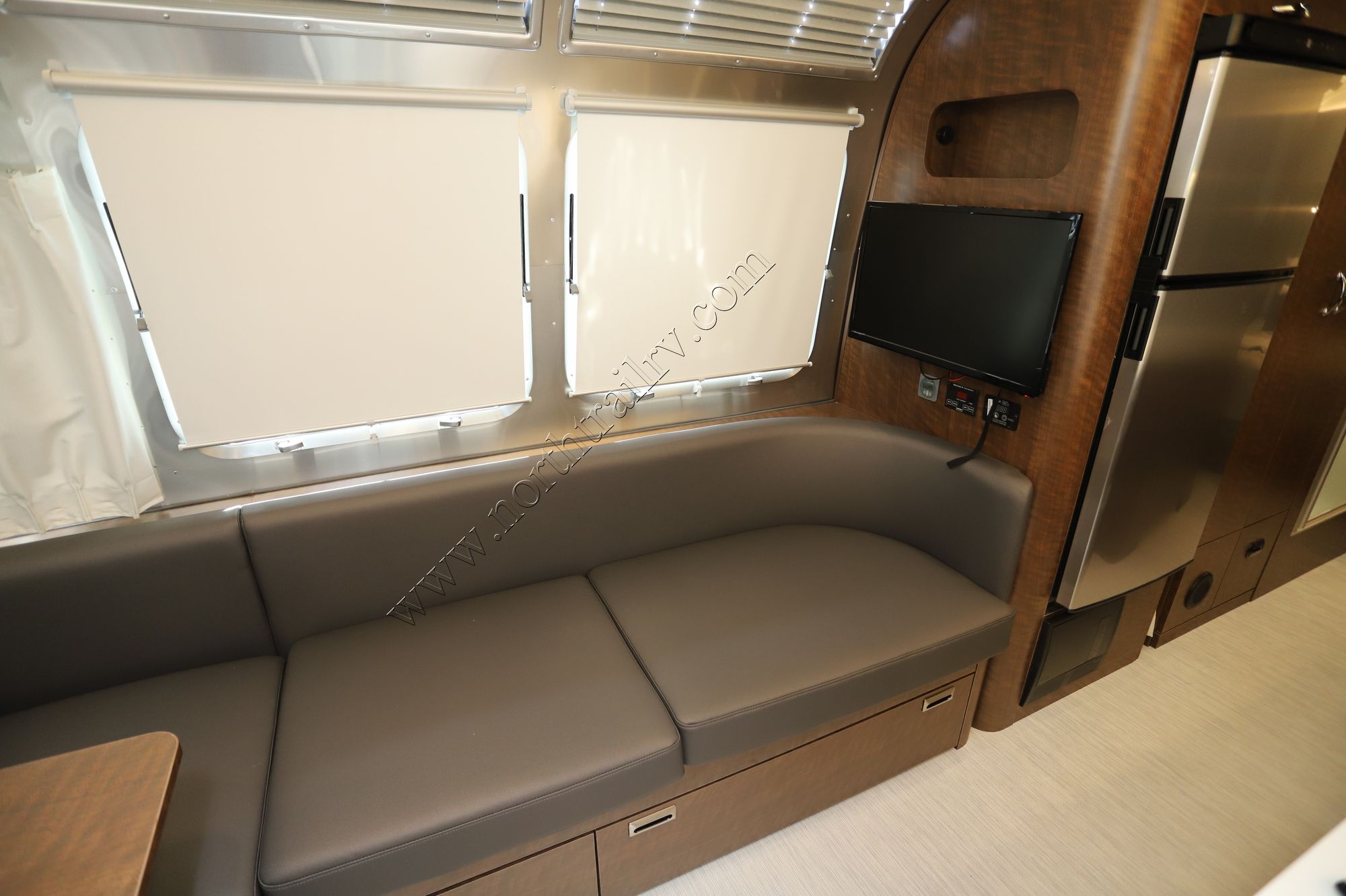 New 2023 Airstream Globetrotter 27FB Travel Trailer  For Sale