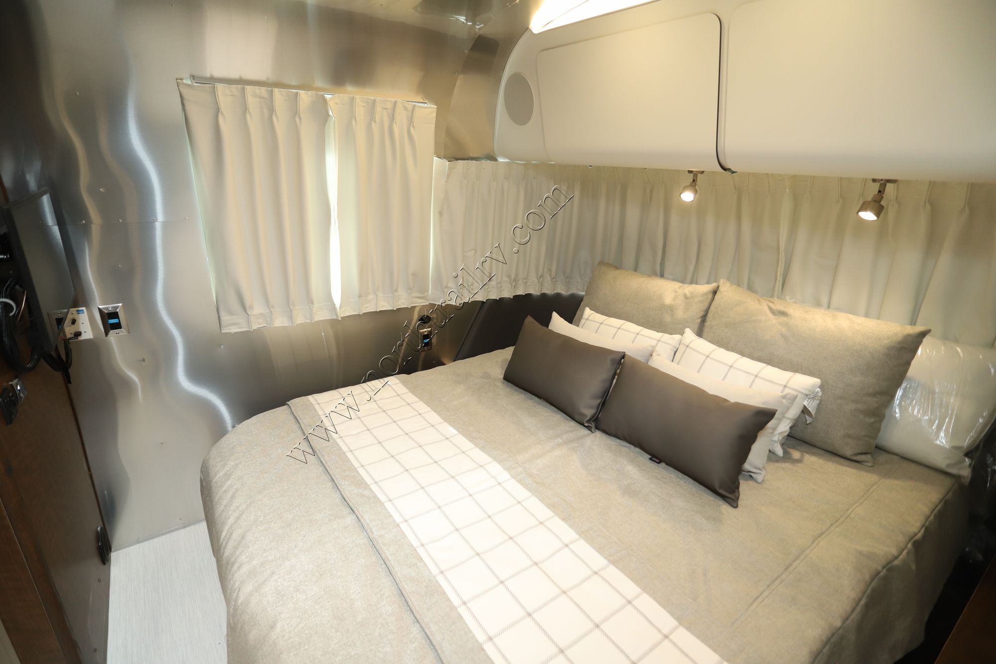 New 2023 Airstream Globetrotter 27FB Travel Trailer  For Sale