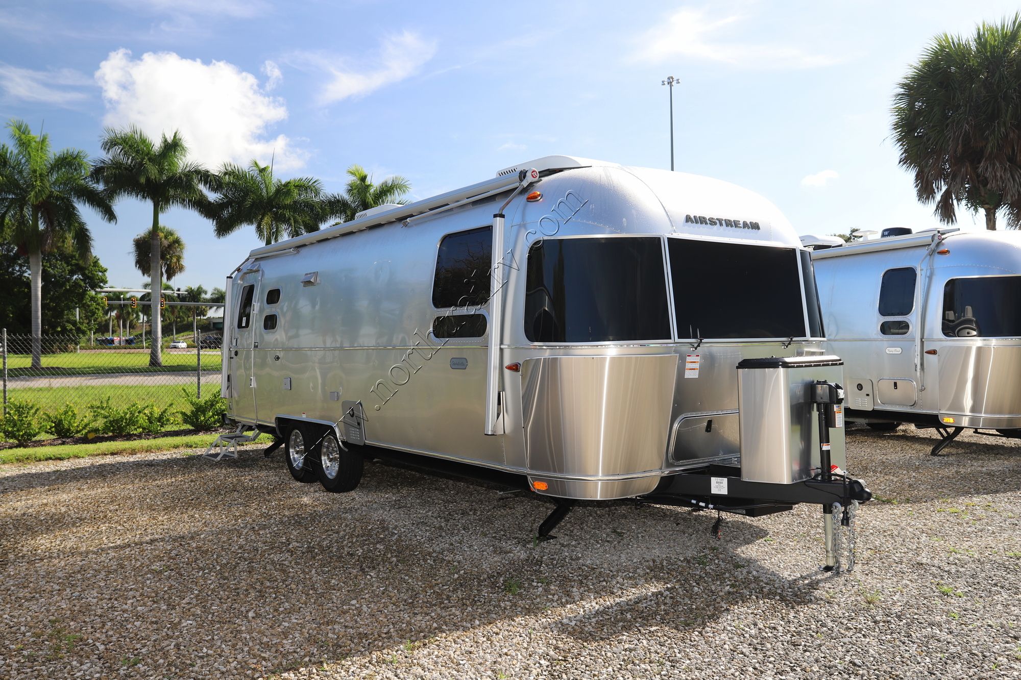 New 2023 Airstream Globetrotter 27FB Travel Trailer  For Sale