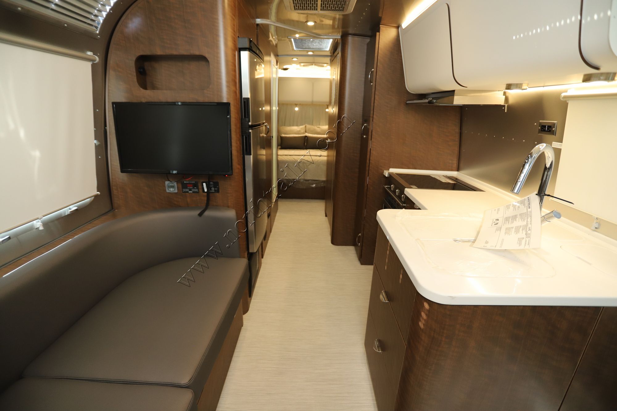 New 2023 Airstream Globetrotter 27FB Travel Trailer  For Sale