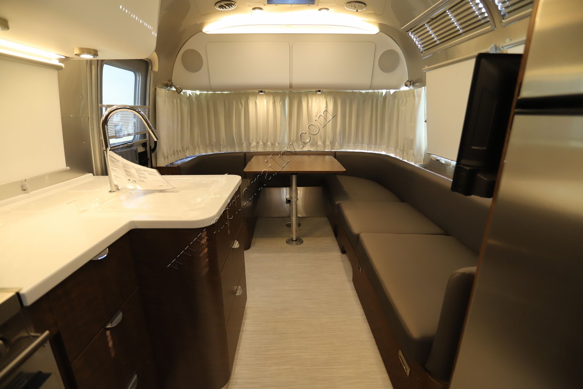 New 2023 Airstream Globetrotter 27FB Travel Trailer  For Sale