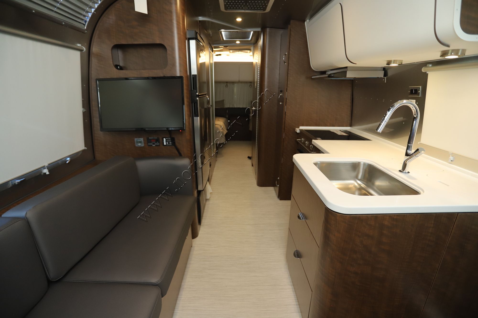 New 2023 Airstream Globetrotter 27FB Travel Trailer  For Sale