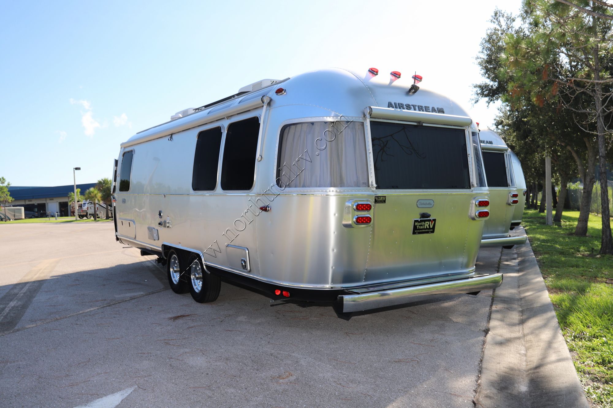 New 2023 Airstream Globetrotter 27FB Travel Trailer  For Sale