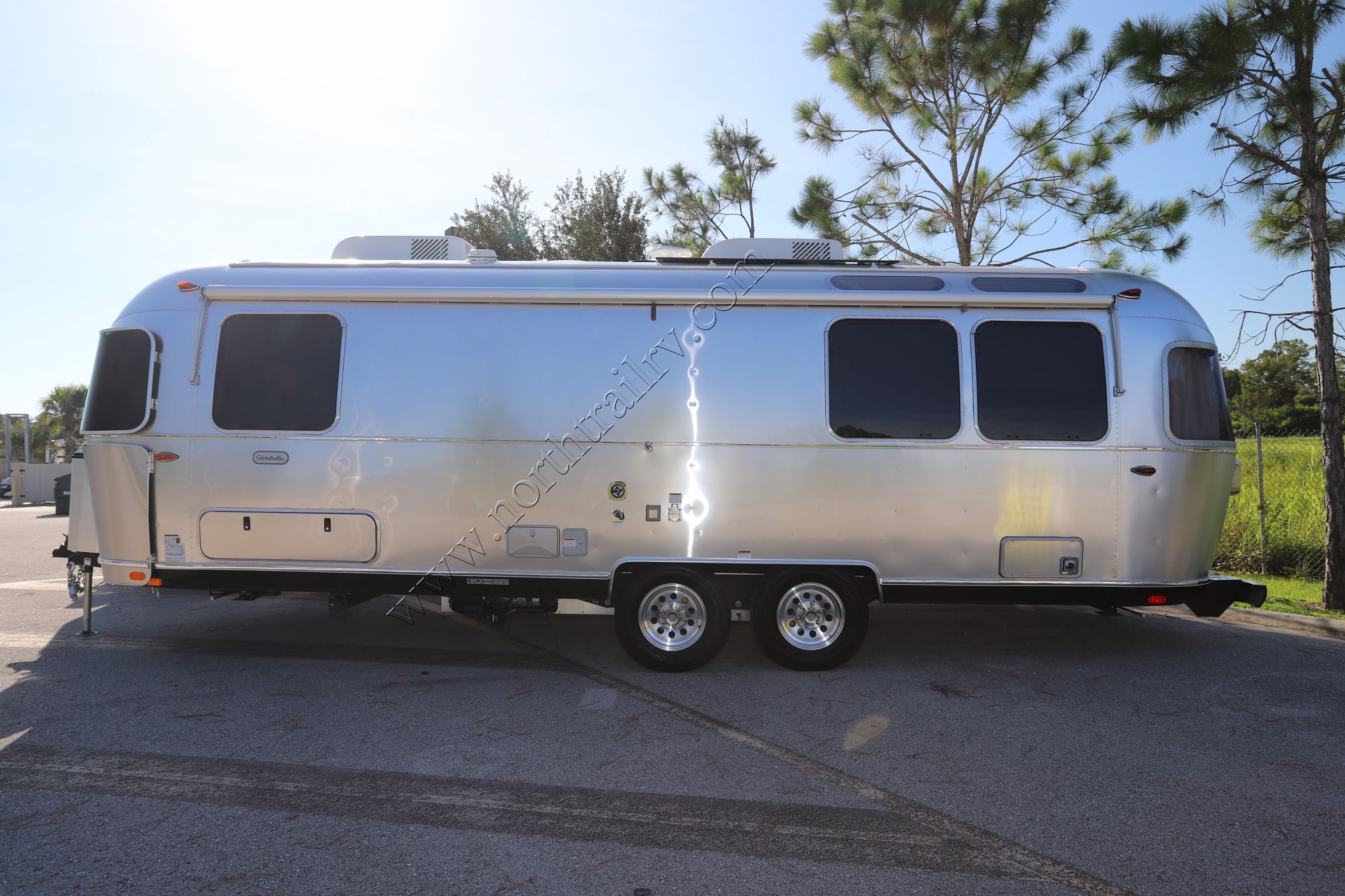 New 2023 Airstream Globetrotter 27FB Travel Trailer  For Sale