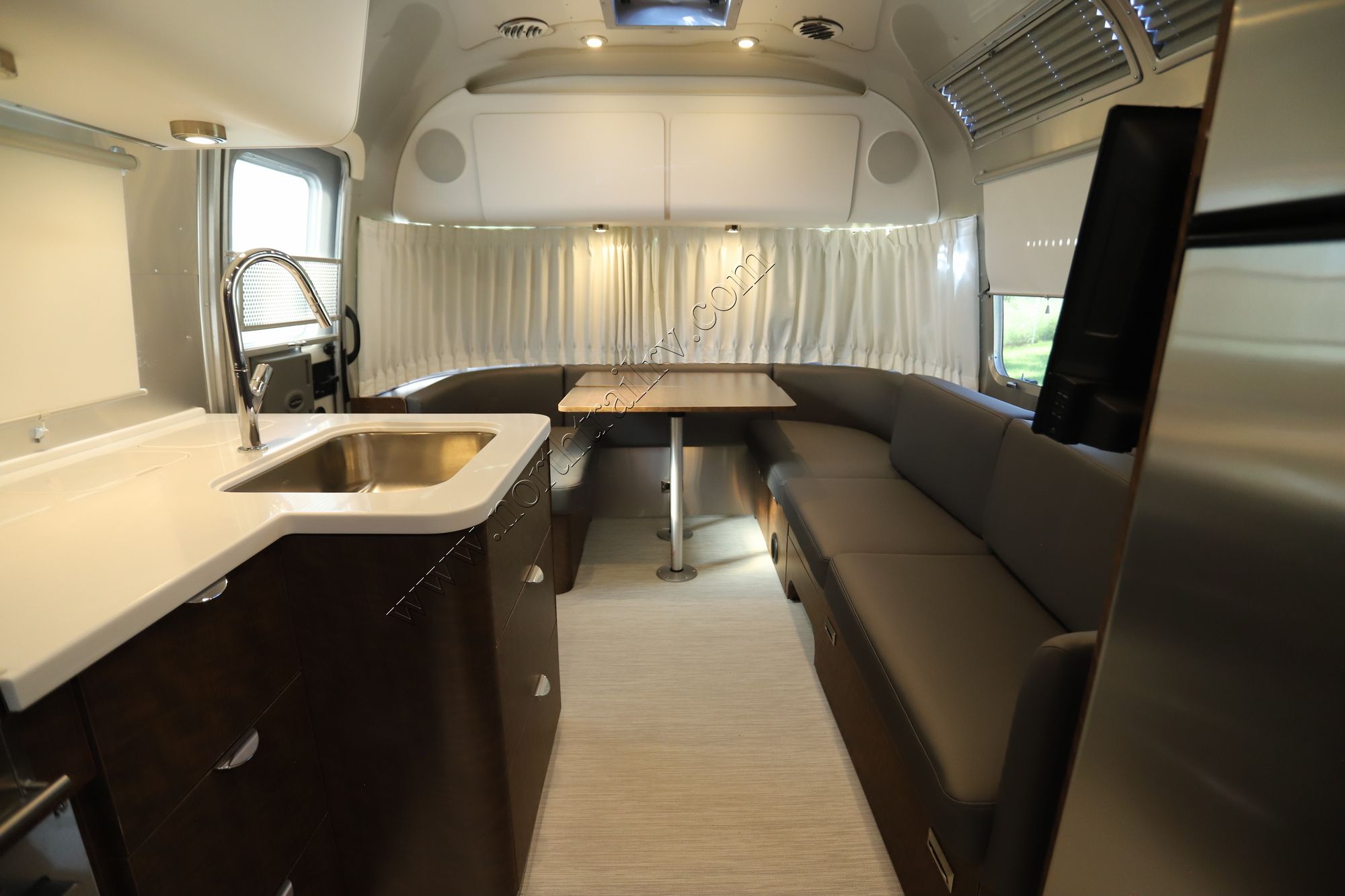 New 2023 Airstream Globetrotter 27FB Travel Trailer  For Sale