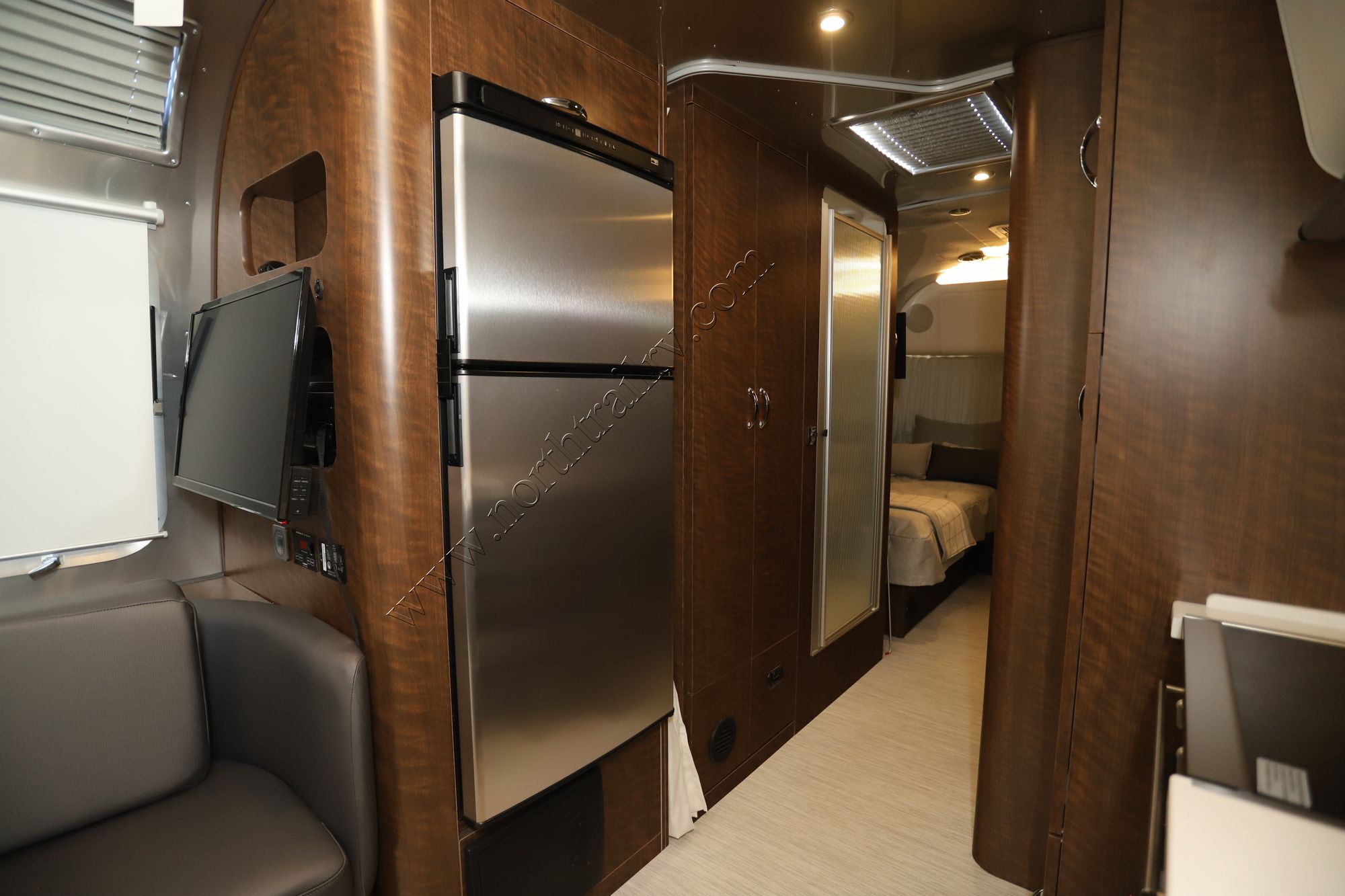 New 2023 Airstream Globetrotter 27FB Travel Trailer  For Sale