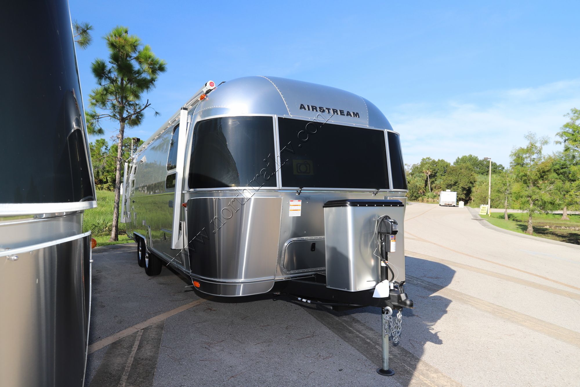 New 2023 Airstream Globetrotter 27FB Travel Trailer  For Sale