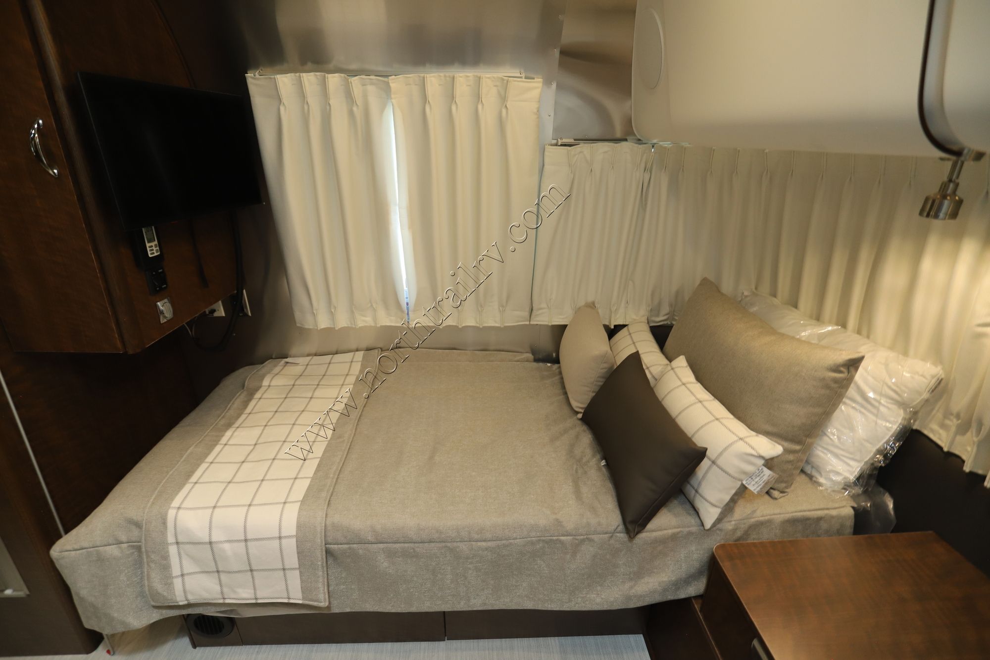 New 2023 Airstream Globetrotter 27FB Travel Trailer  For Sale