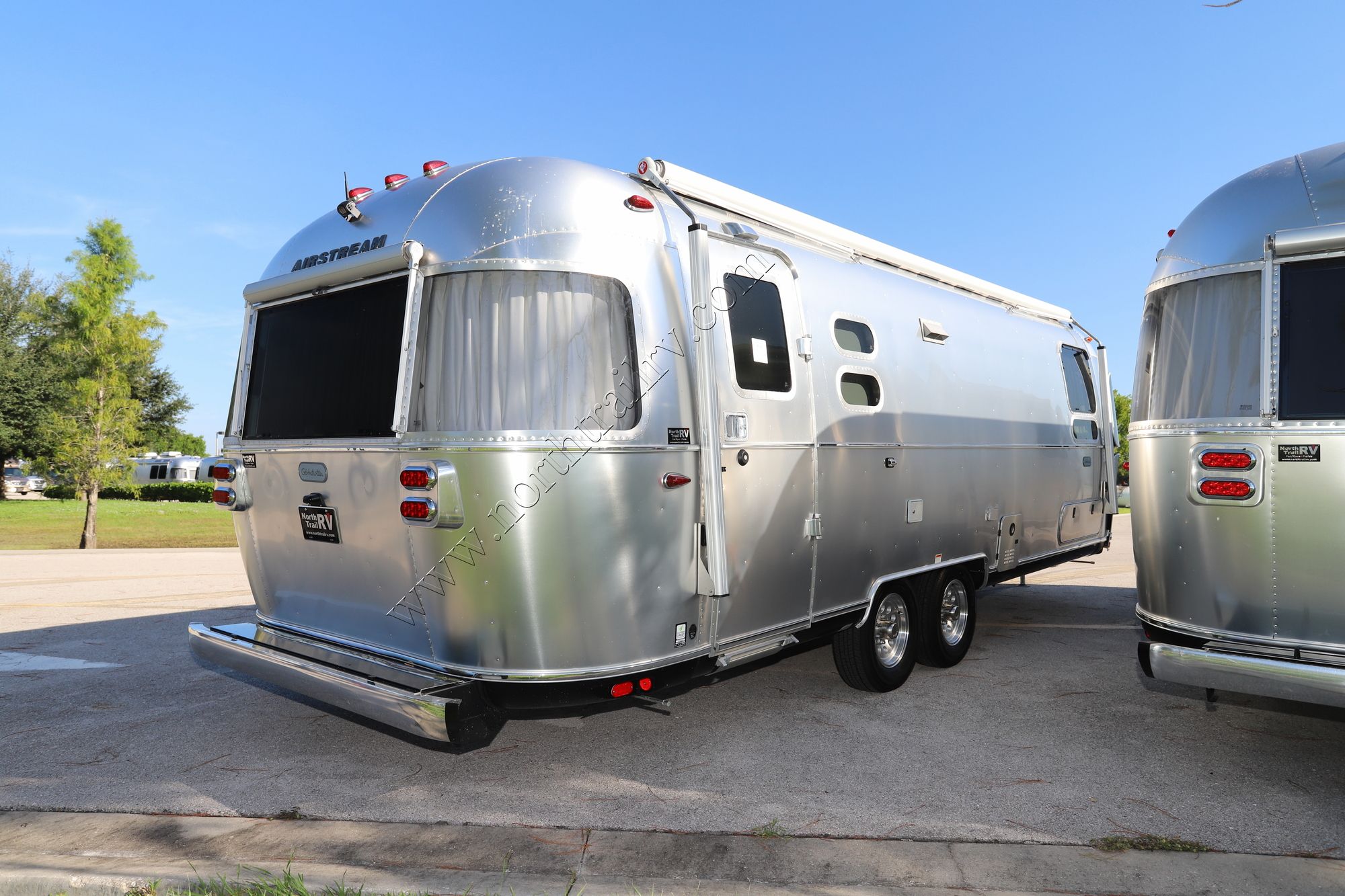 New 2023 Airstream Globetrotter 27FB Travel Trailer  For Sale