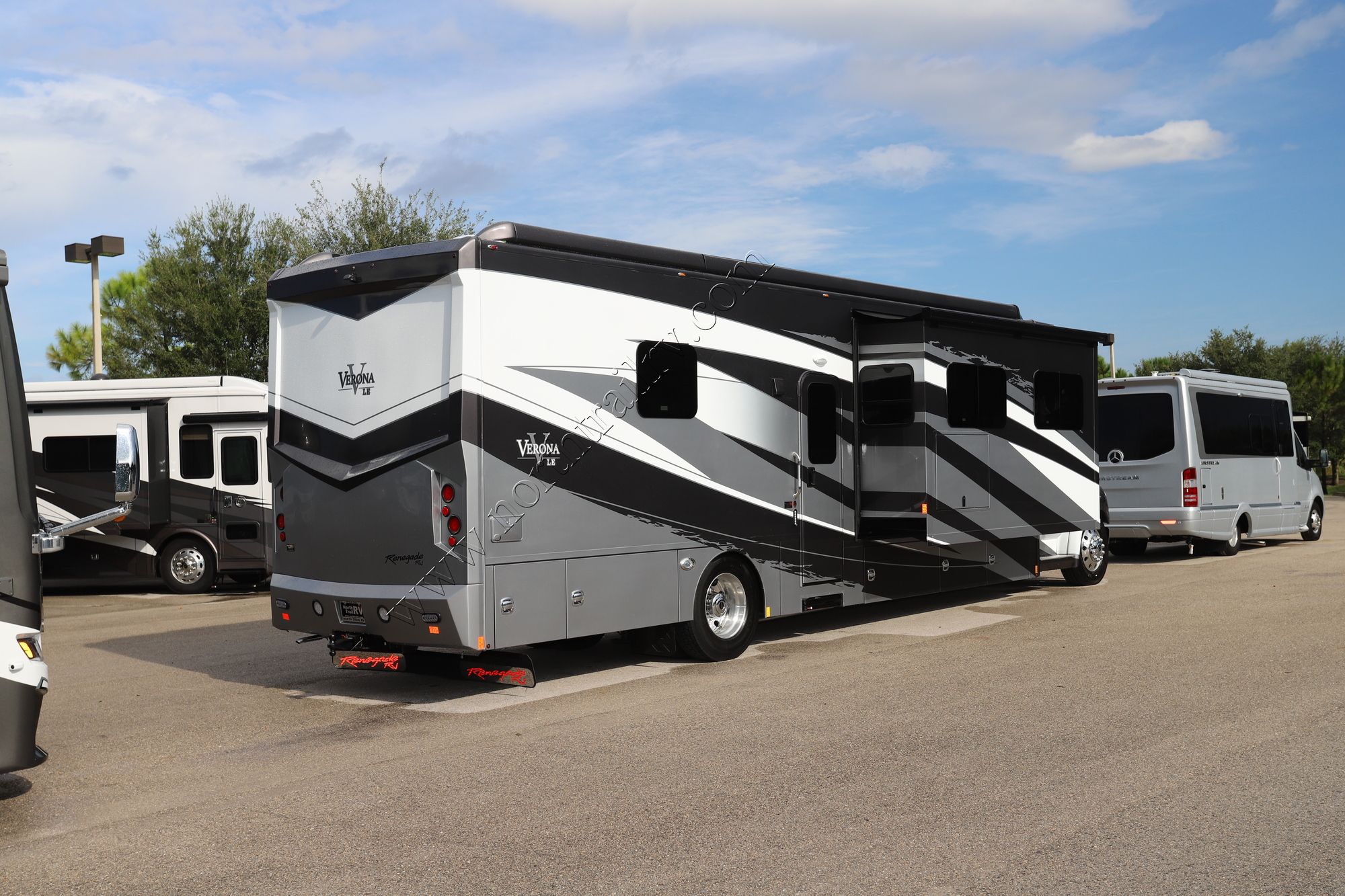 New 2023 Renegade Rv Verona Le 40LRB Super C  For Sale