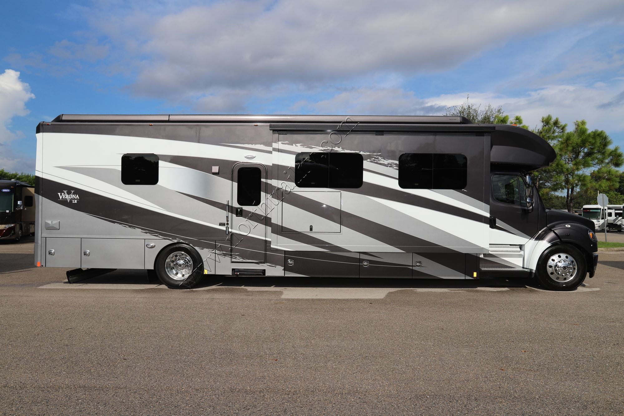 New 2023 Renegade Rv Verona Le 40LRB Super C  For Sale