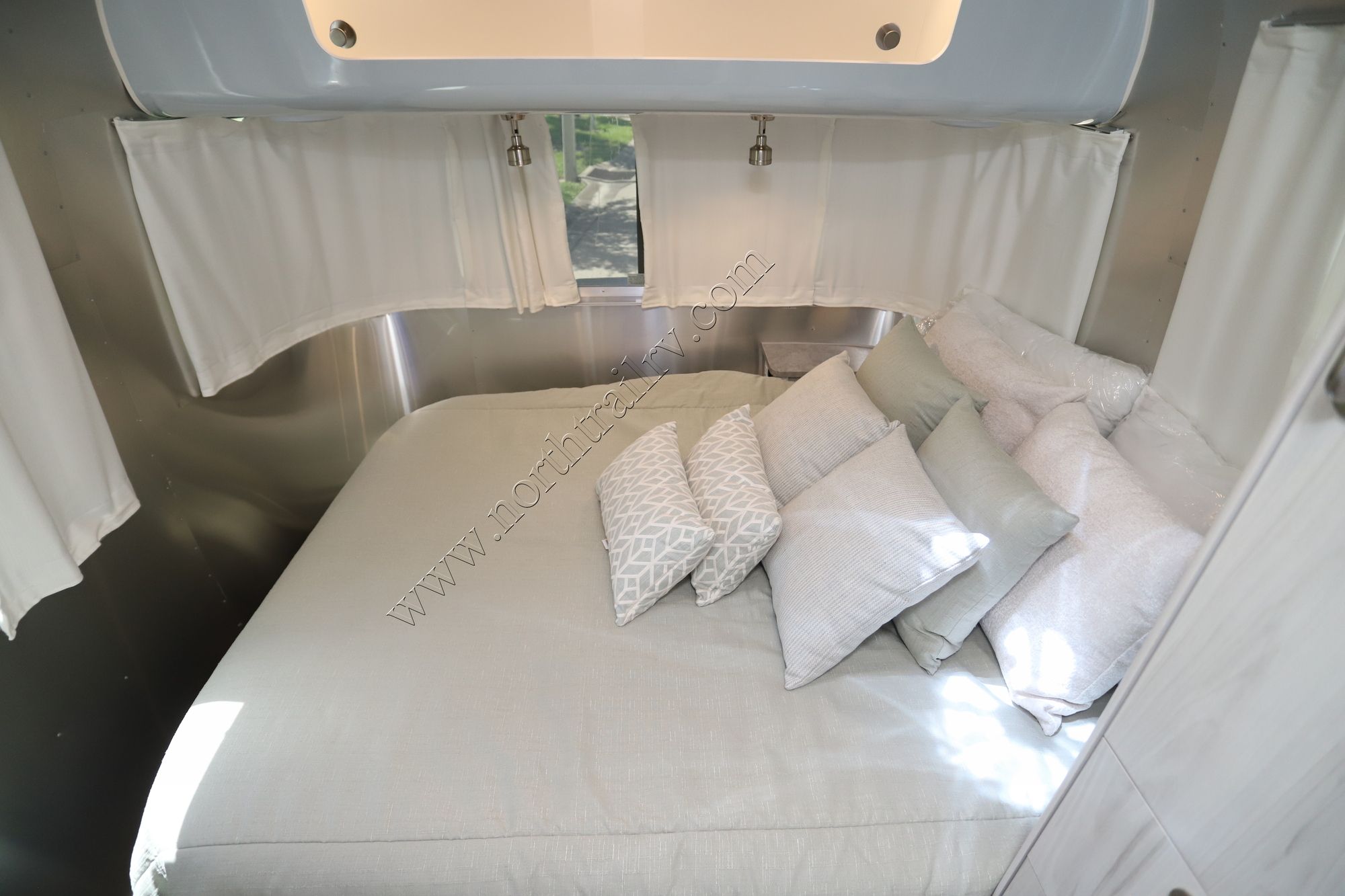 New 2023 Airstream International 23FB Travel Trailer  For Sale