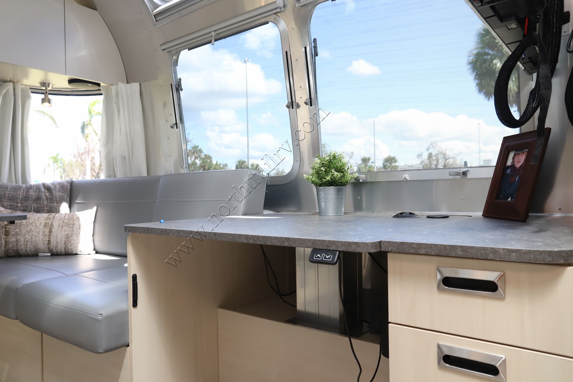 New 2023 Airstream Flying Cloud 27FB Travel Trailer  For Sale