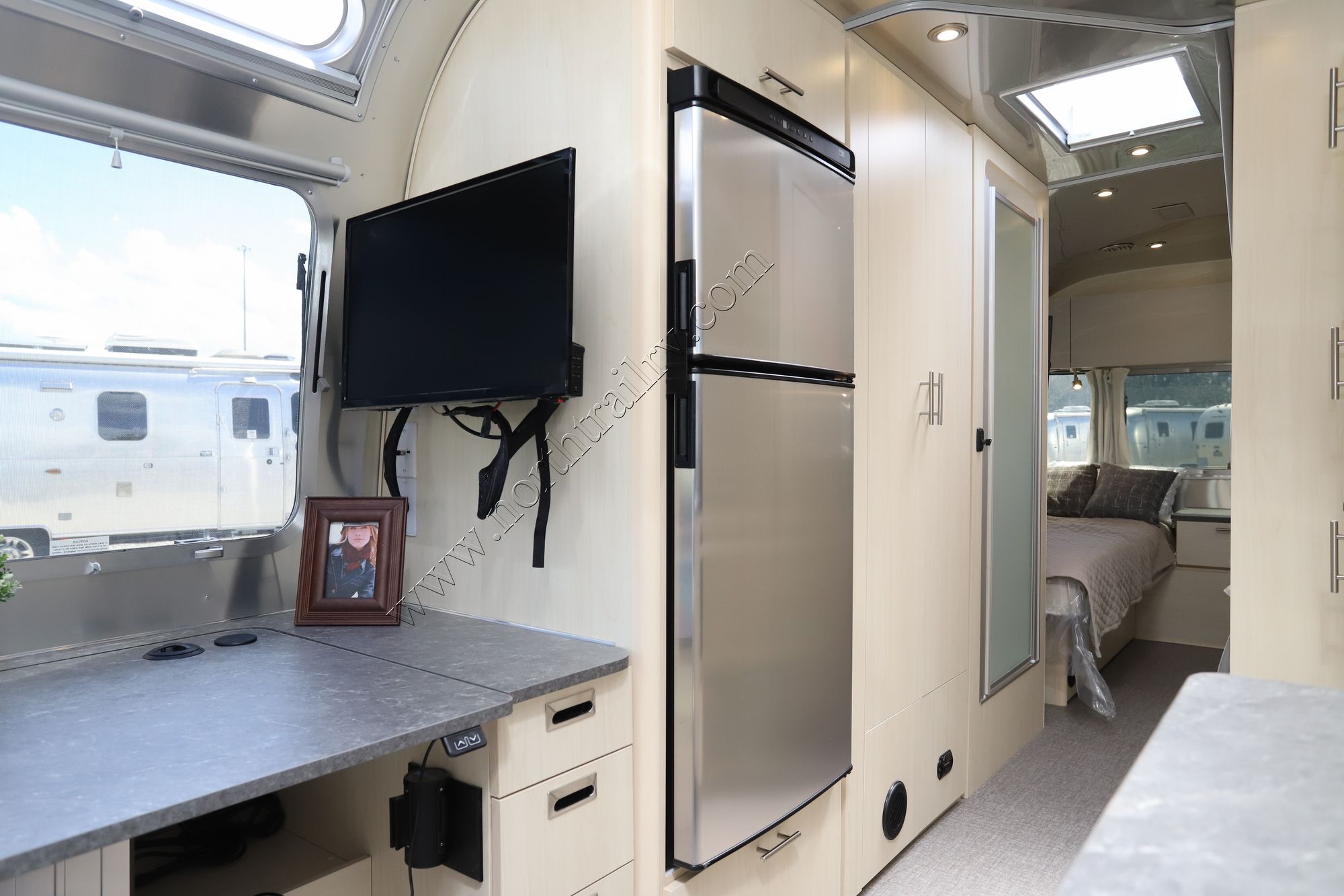 New 2023 Airstream Flying Cloud 27FB Travel Trailer  For Sale