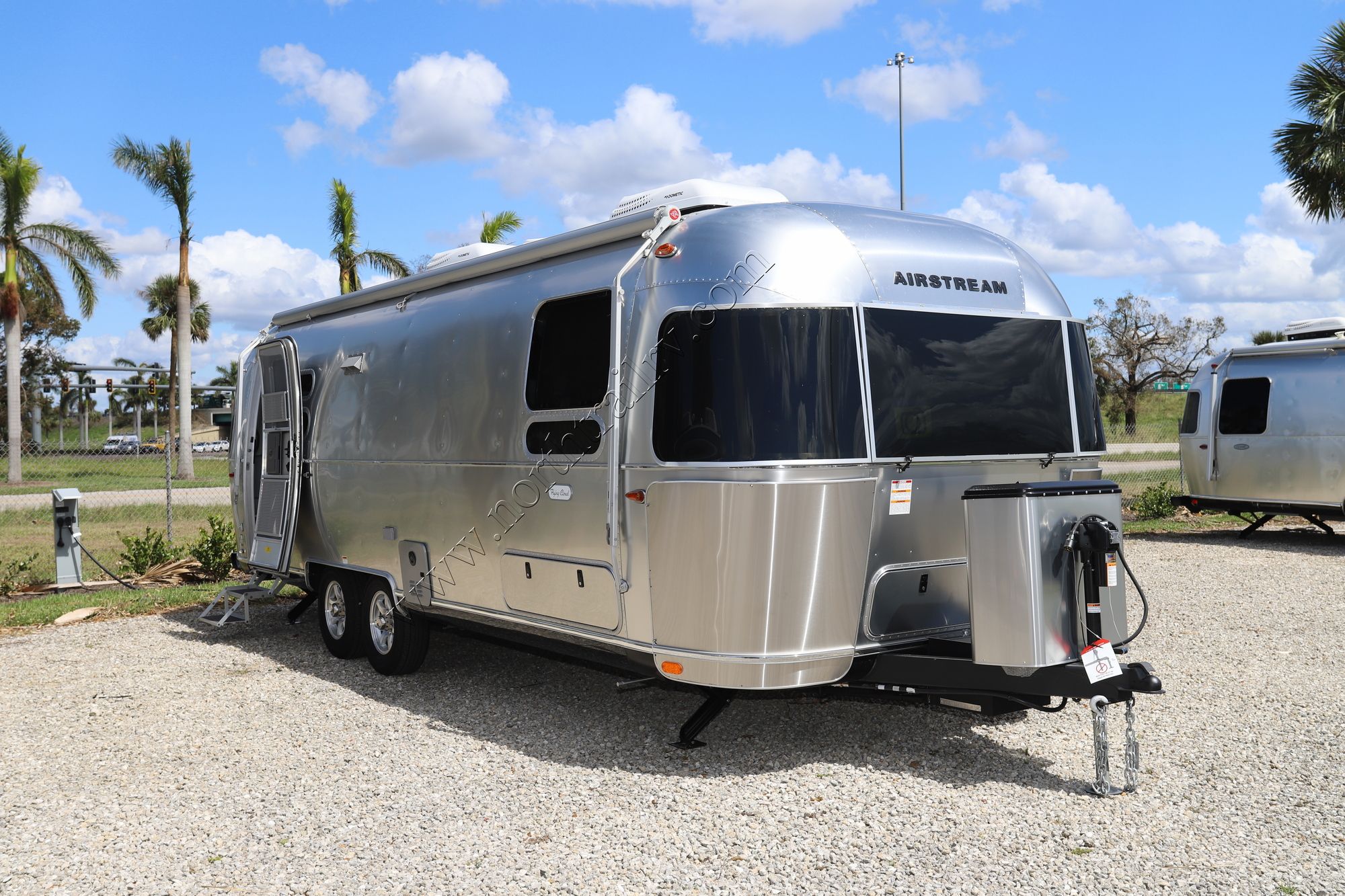 New 2023 Airstream Flying Cloud 27FB Travel Trailer  For Sale
