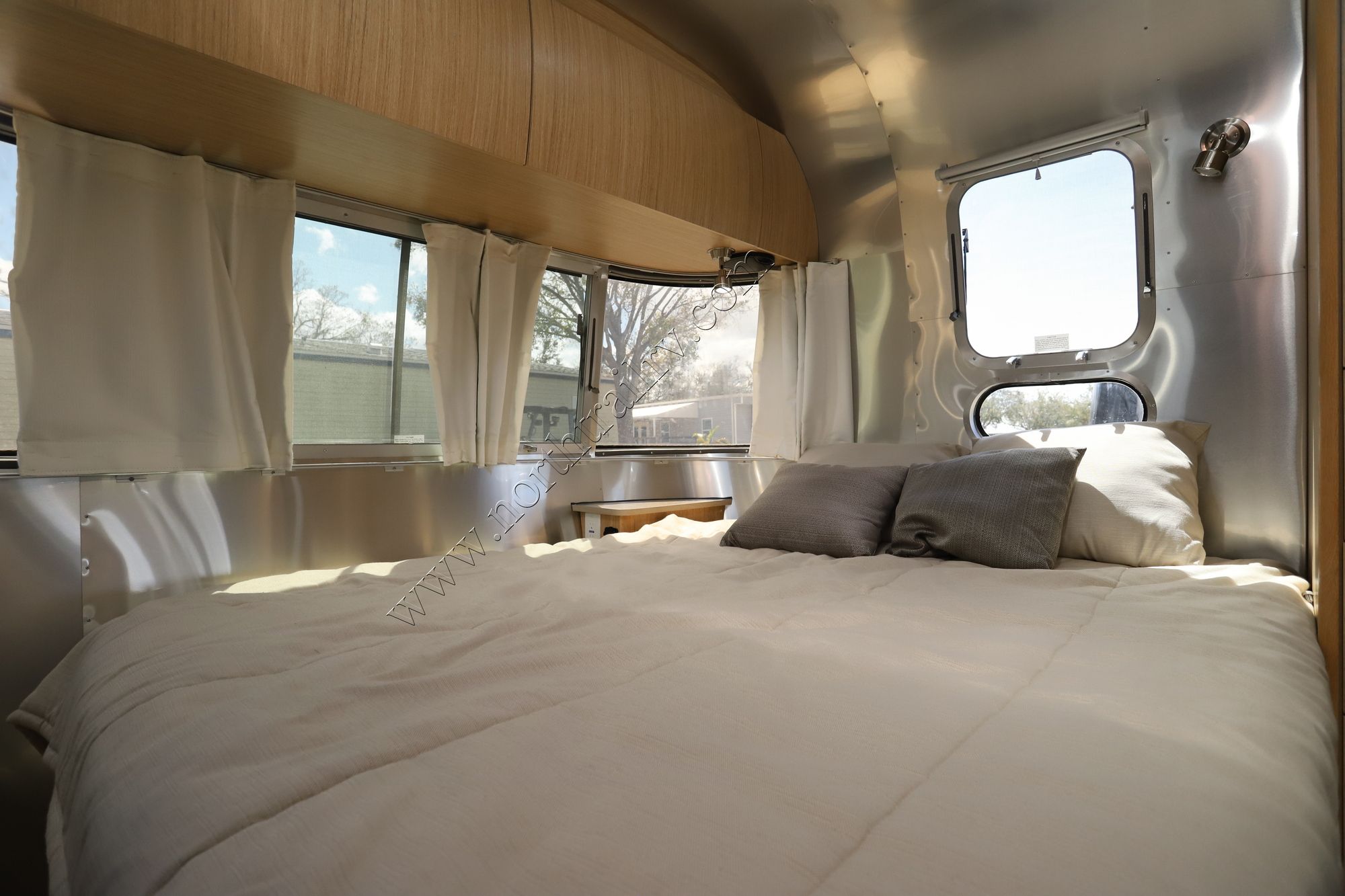 Used 2018 Airstream Flying Cloud 25FB Travel Trailer  For Sale