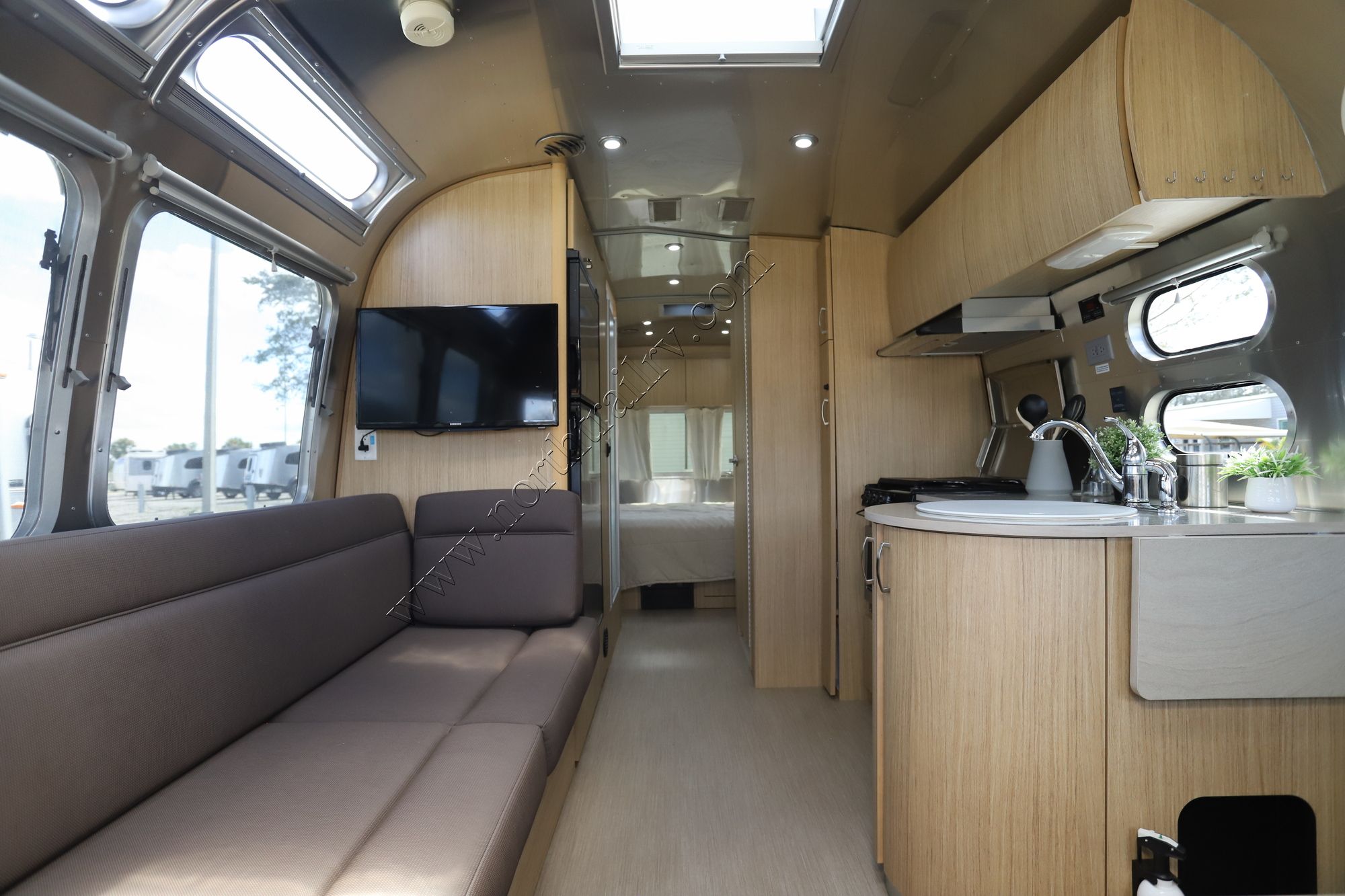 Used 2018 Airstream Flying Cloud 25FB Travel Trailer  For Sale