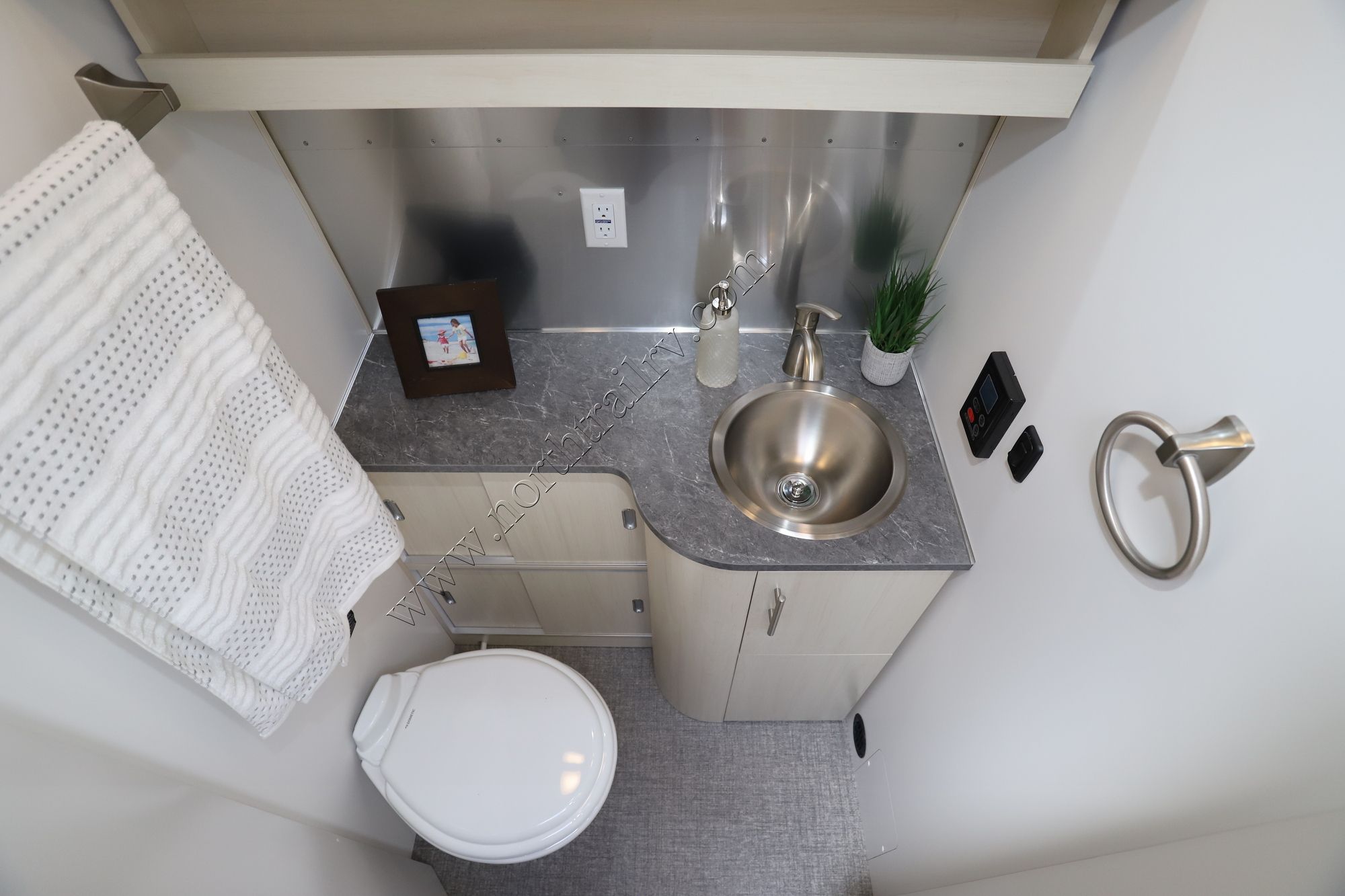 New 2023 Airstream Flying Cloud 27FB Travel Trailer  For Sale