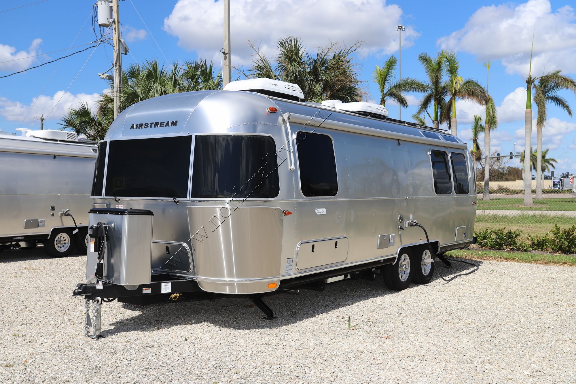 New 2023 Airstream Flying Cloud 27FB Travel Trailer  For Sale