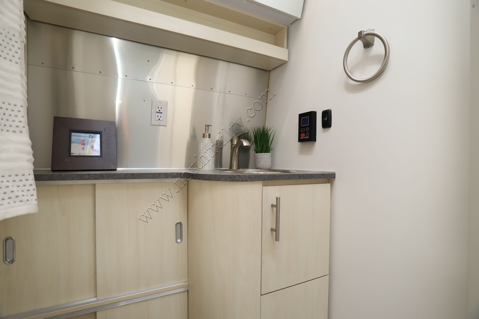 New 2023 Airstream Flying Cloud 27FB Travel Trailer  For Sale