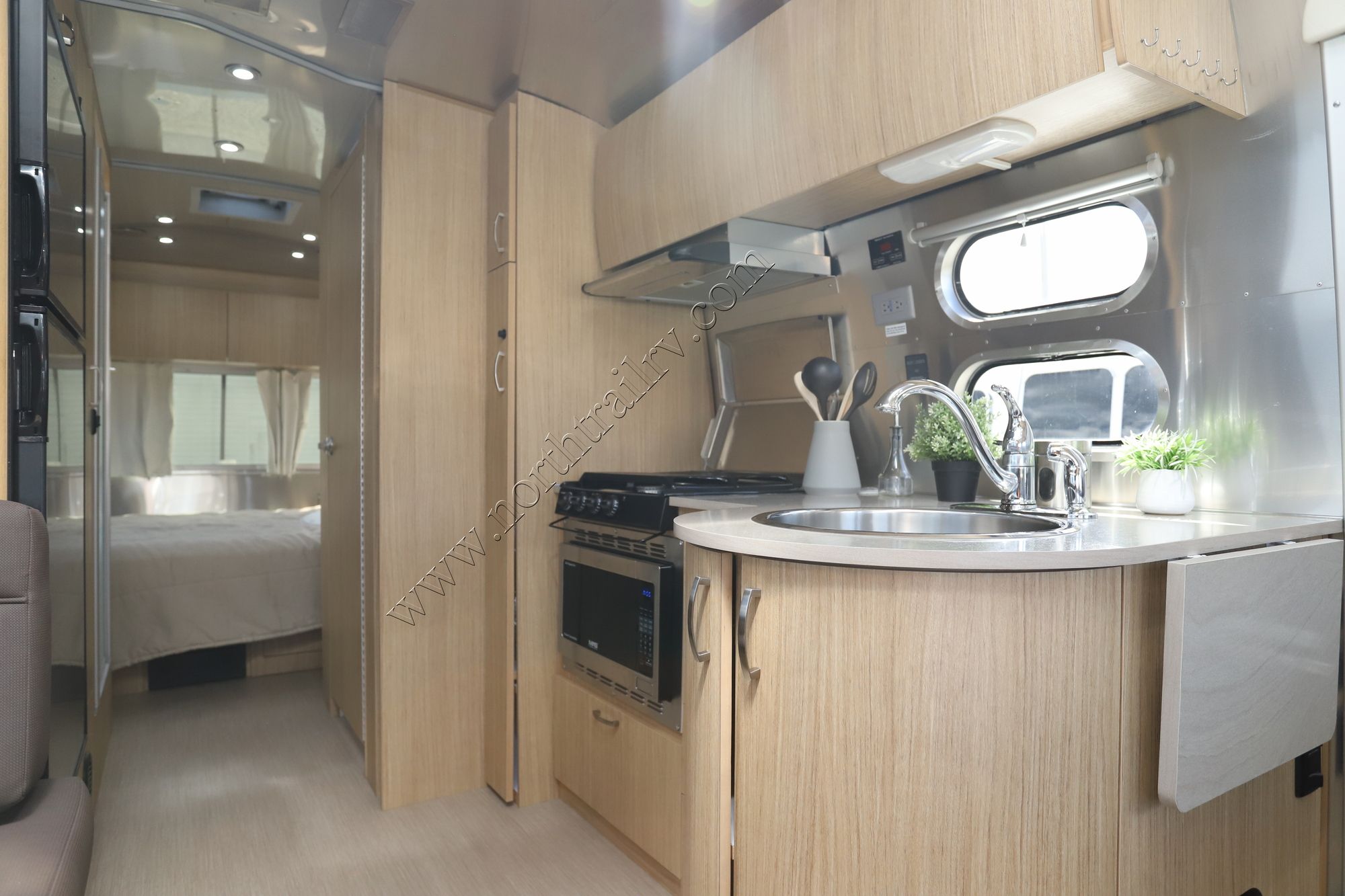 Used 2018 Airstream Flying Cloud 25FB Travel Trailer  For Sale