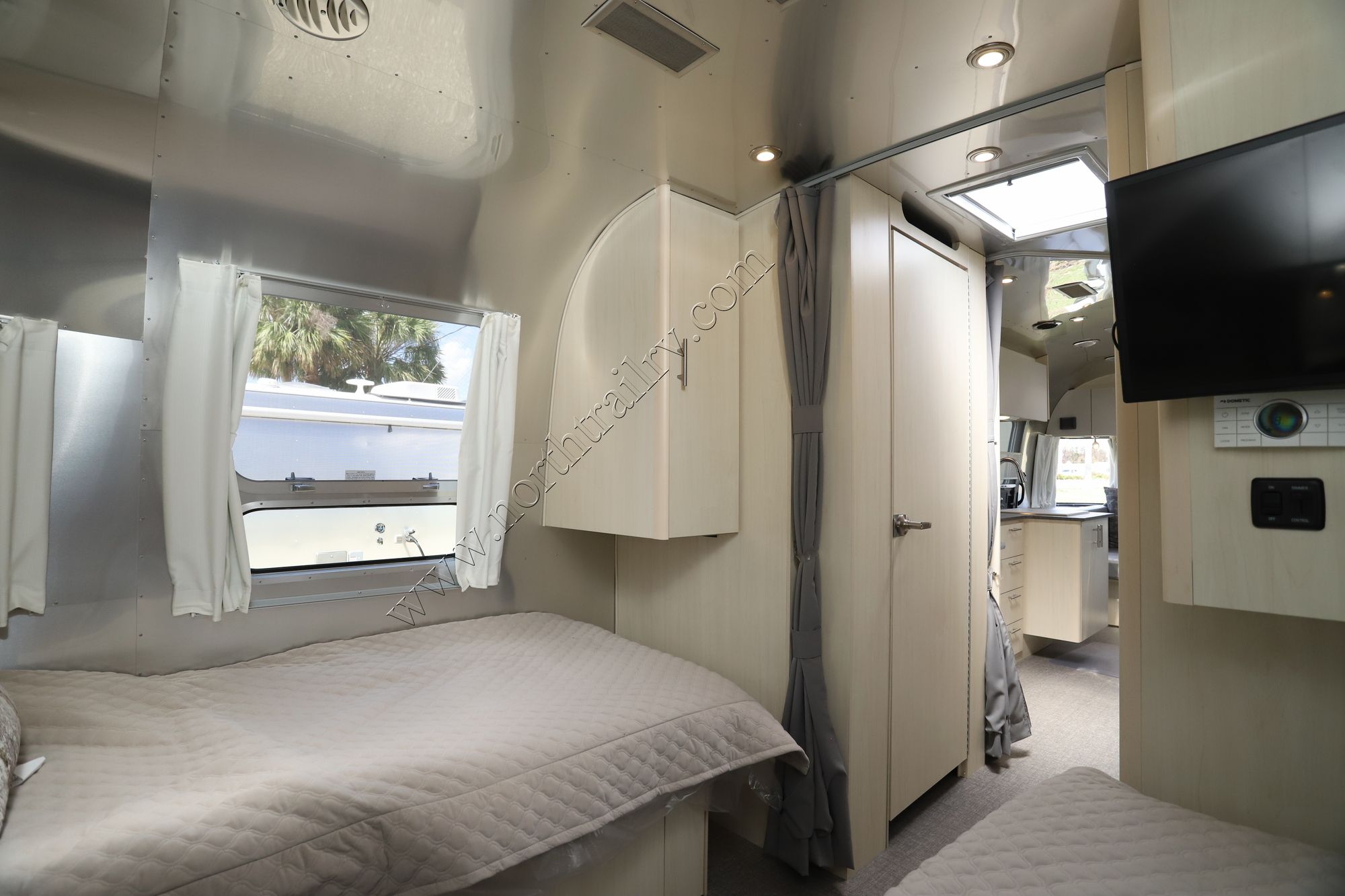 New 2023 Airstream Flying Cloud 27FB Travel Trailer  For Sale