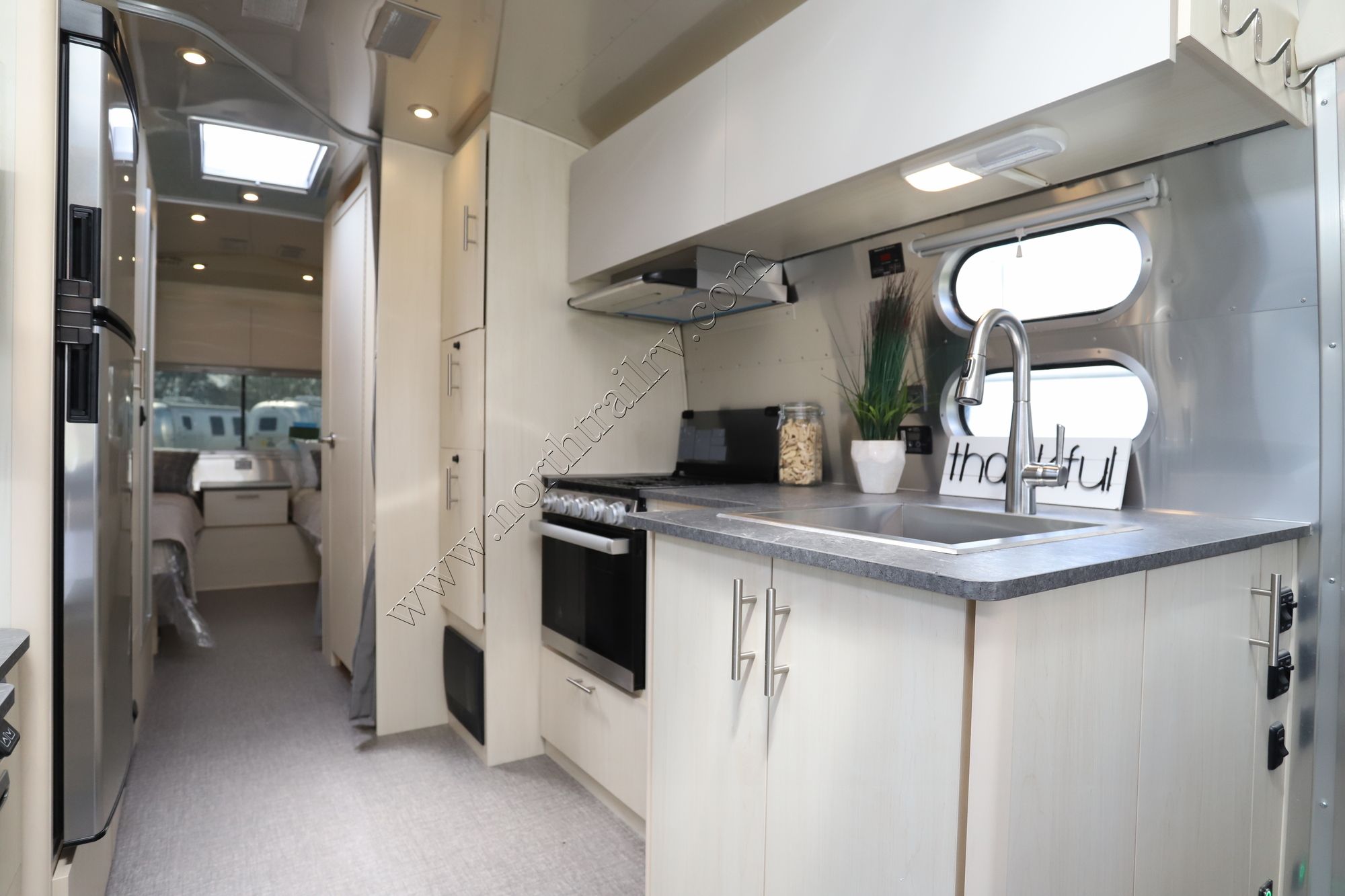 New 2023 Airstream Flying Cloud 27FB Travel Trailer  For Sale