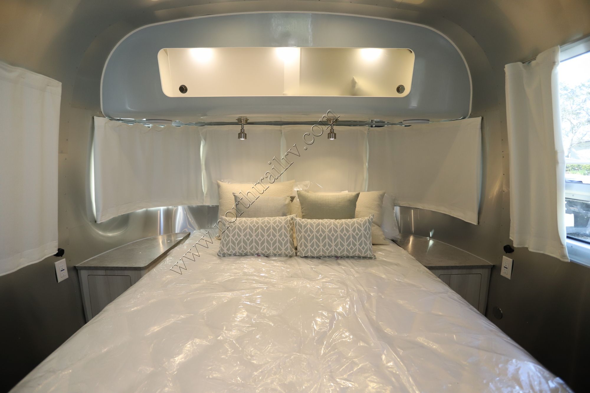 New 2023 Airstream International 27FB Travel Trailer  For Sale