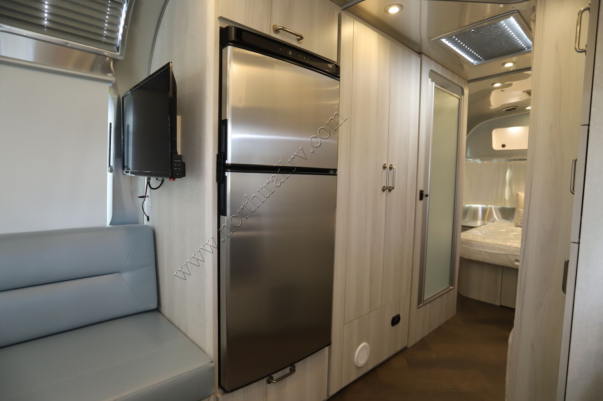 New 2023 Airstream International 27FB Travel Trailer  For Sale