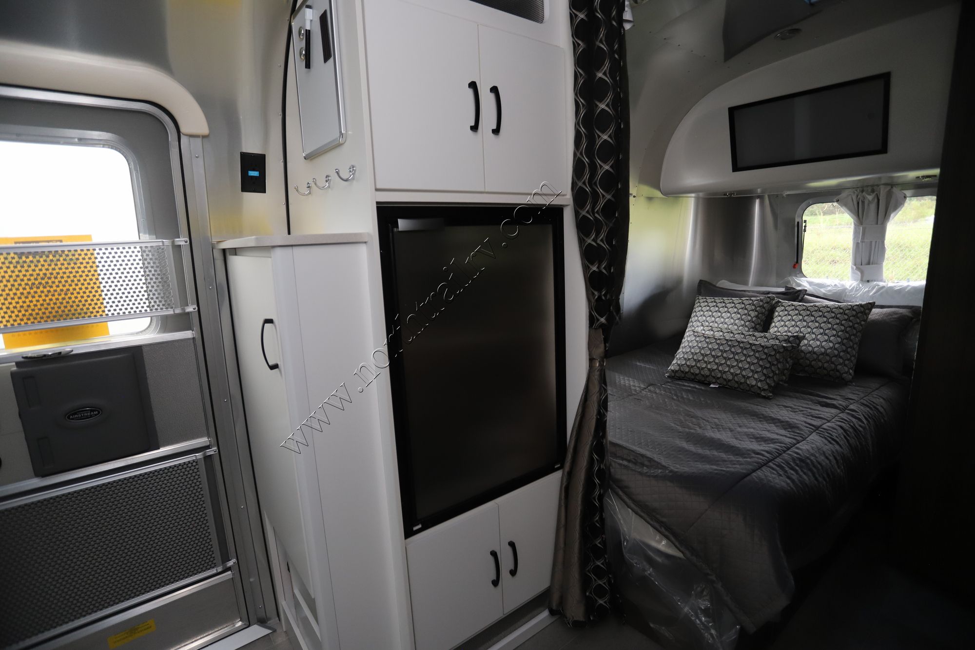 New 2023 Airstream Caravel 19CB Travel Trailer  For Sale