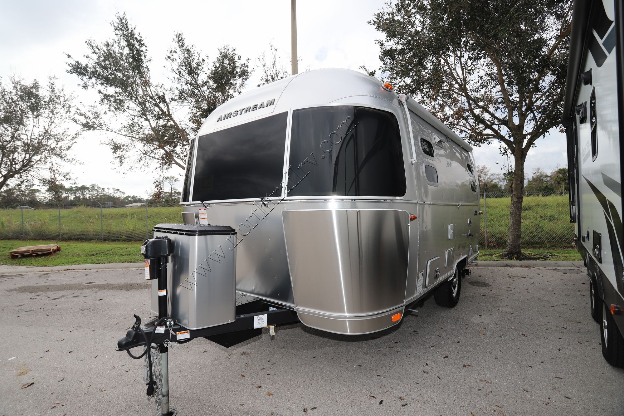 New 2023 Airstream Caravel 19CB Travel Trailer  For Sale