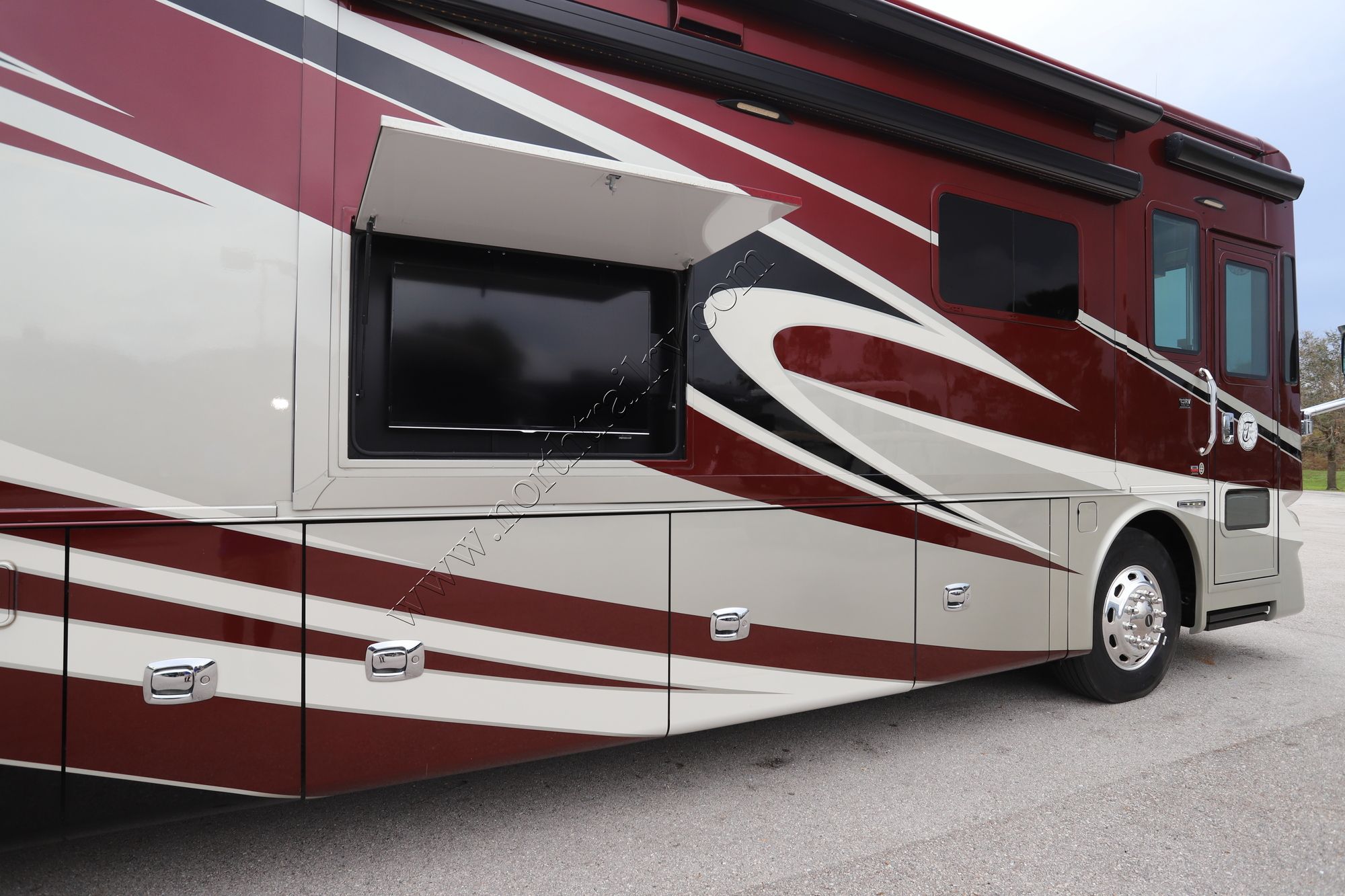 Used 2015 Tiffin Motor Homes Phaeton 40QBH Class A  For Sale