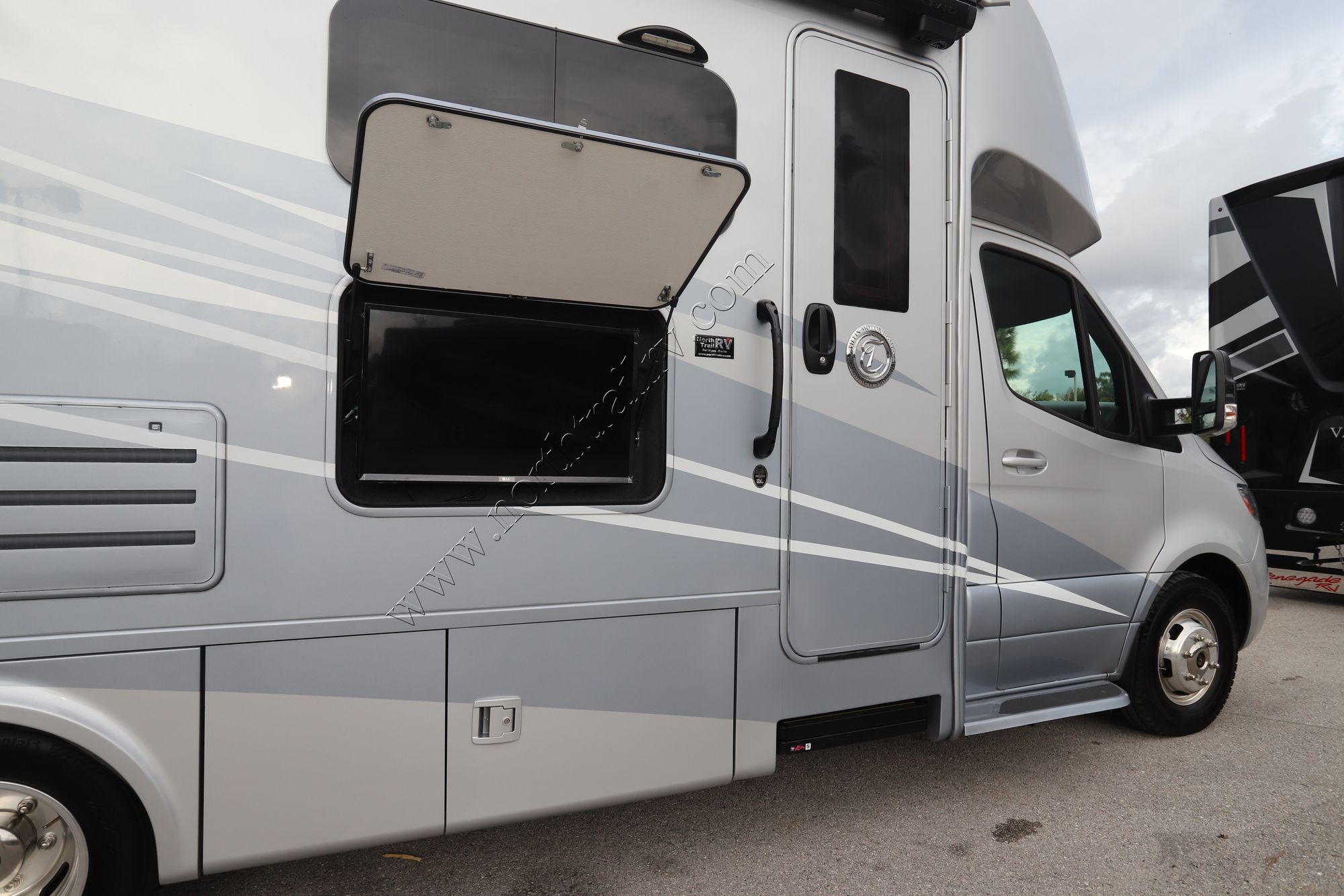 Used 2022 Tiffin Motor Homes Wayfarer 25RW Class C  For Sale