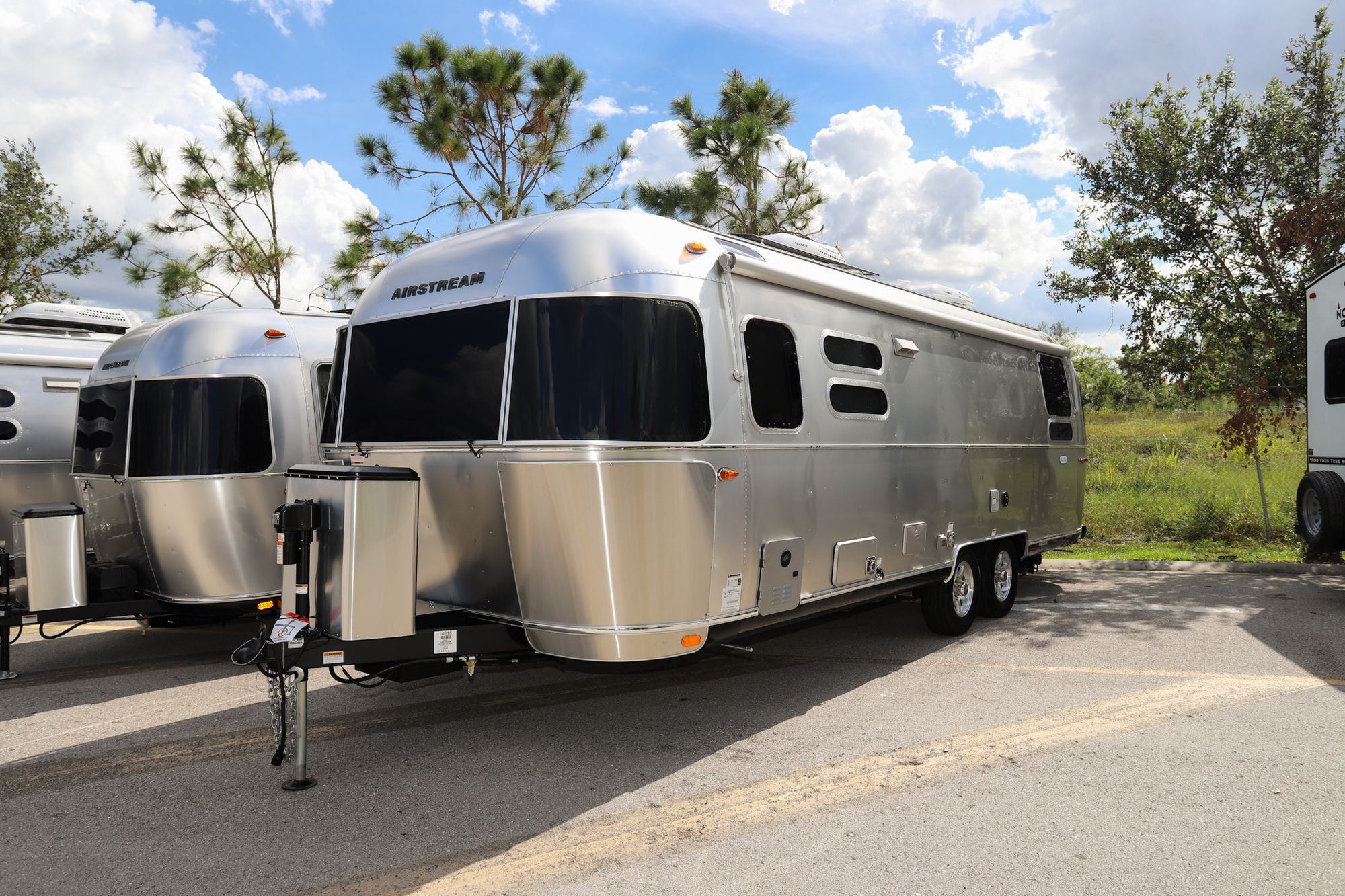 New 2023 Airstream Flying Cloud 28RB Travel Trailer  For Sale