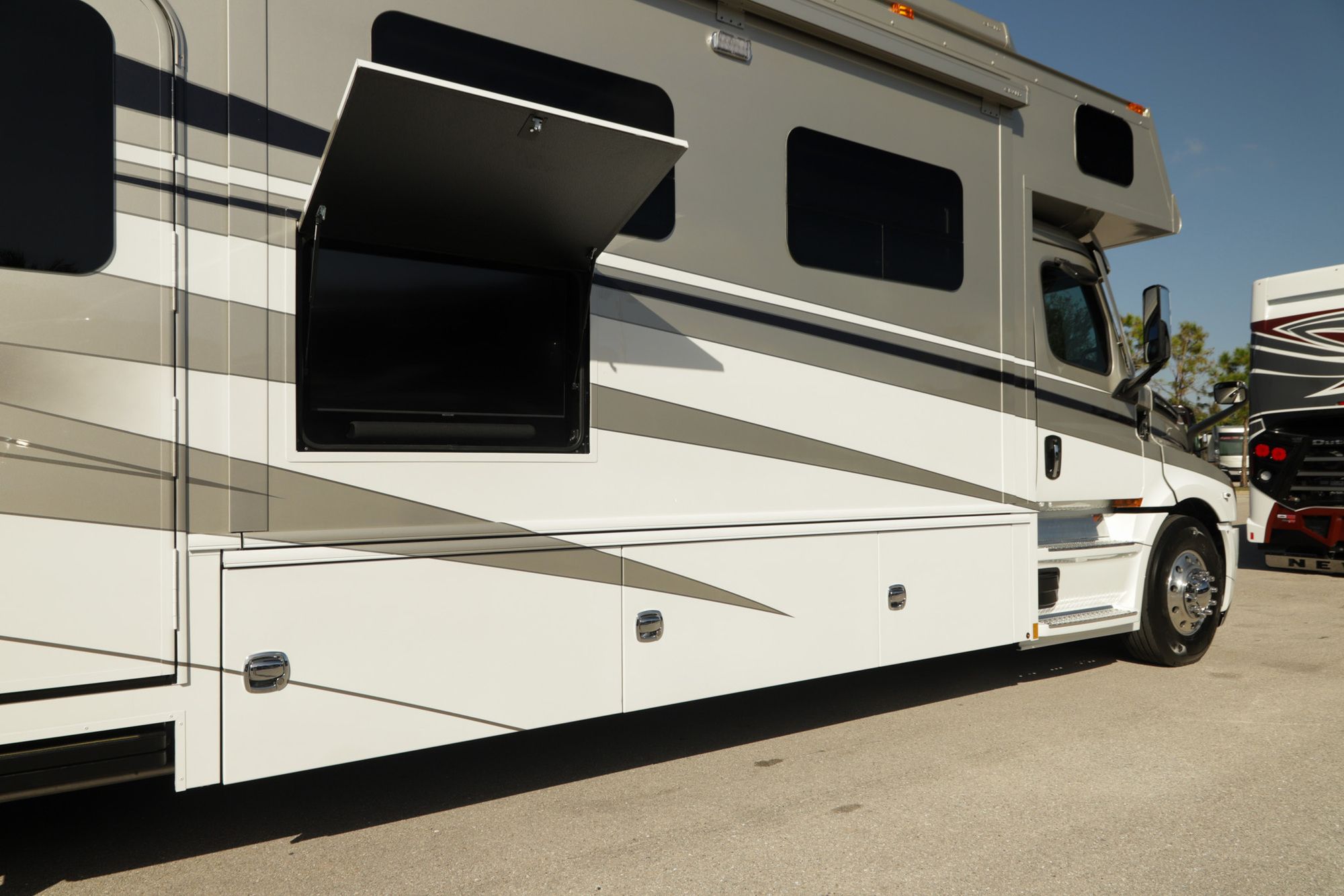 New 2023 Renegade Rv Classic 43CMD Super C  For Sale