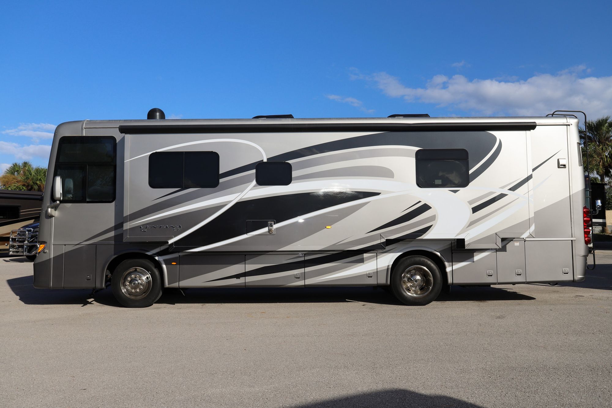 Used 2019 Newmar Ventana Le 3426 Class A  For Sale