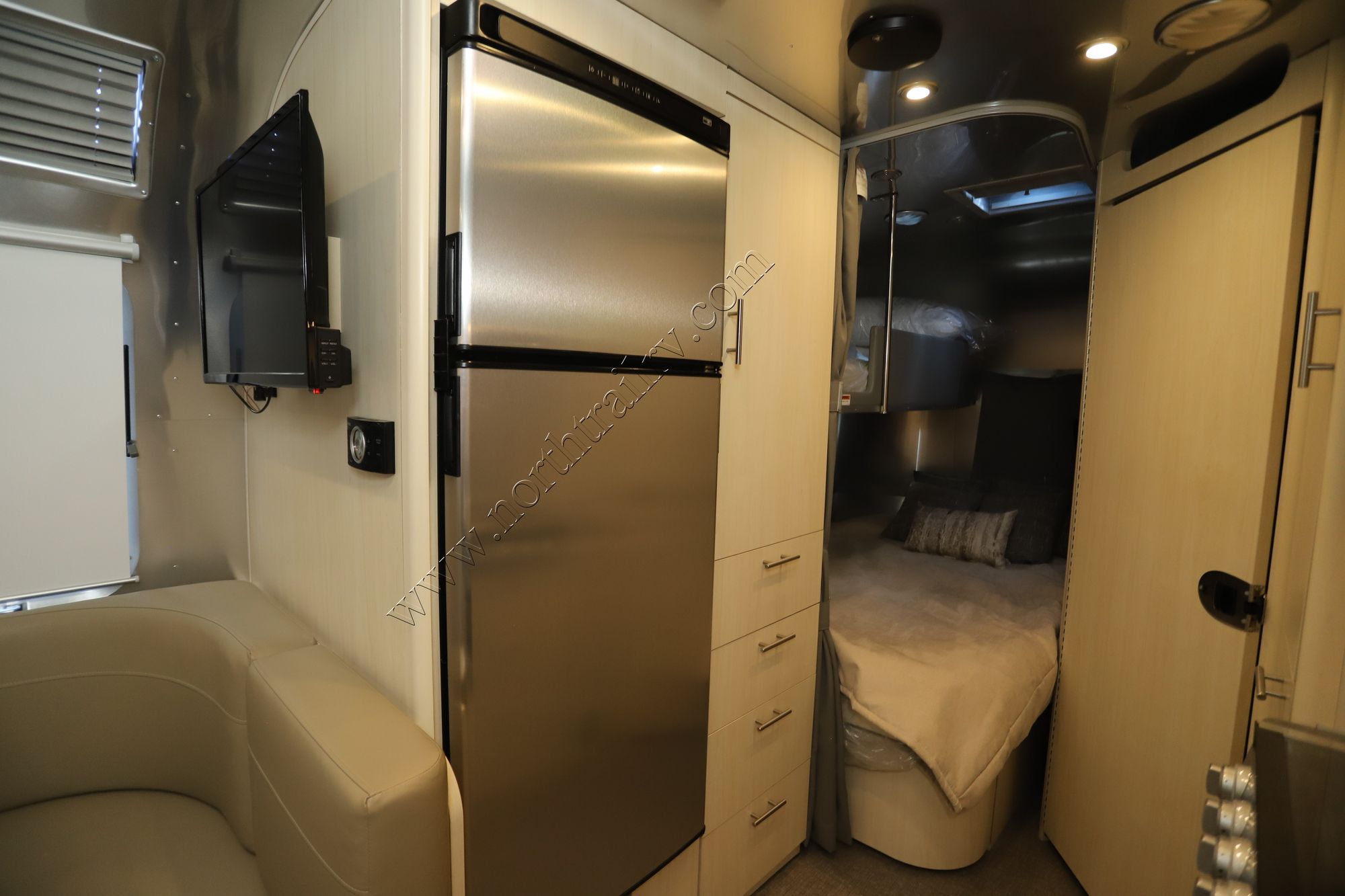 New 2023 Airstream Flying Cloud 30FB Travel Trailer  For Sale